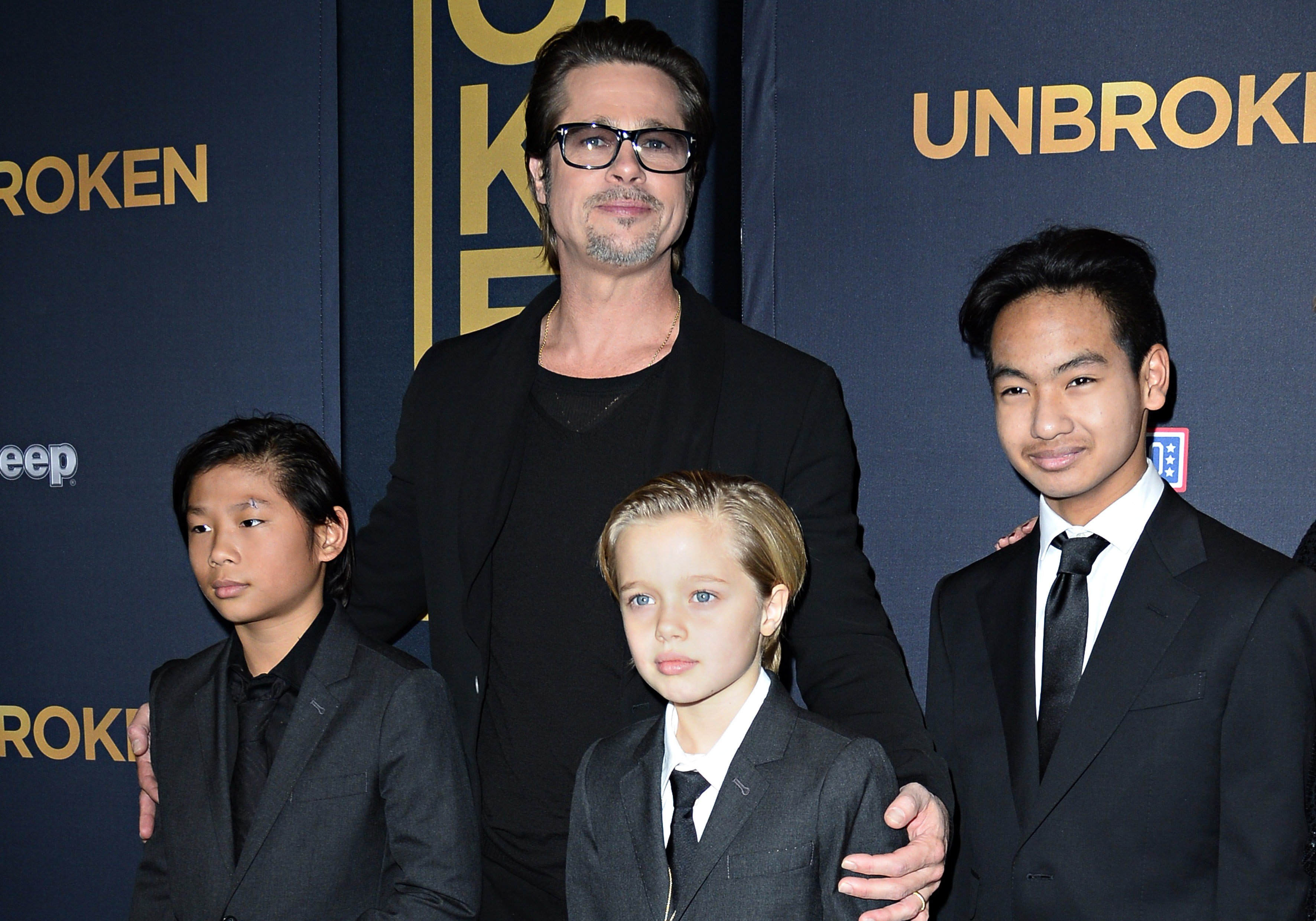 Brad Pitt y sus hijos Pax, Shiloh y Maddox Jolie-Pitt en el estreno en Estados Unidos de "Unbroken", el 15 de diciembre de 2014, en Hollywood, California. | Foto: Getty Images