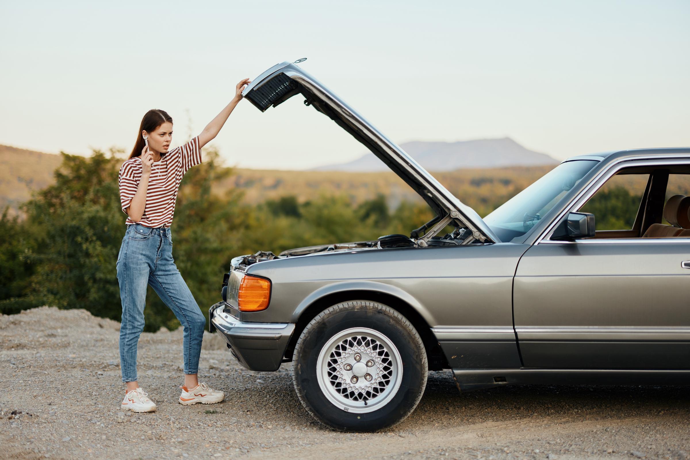 Una mujer de pie cerca de un automóvil | Fuente: Shutterstock