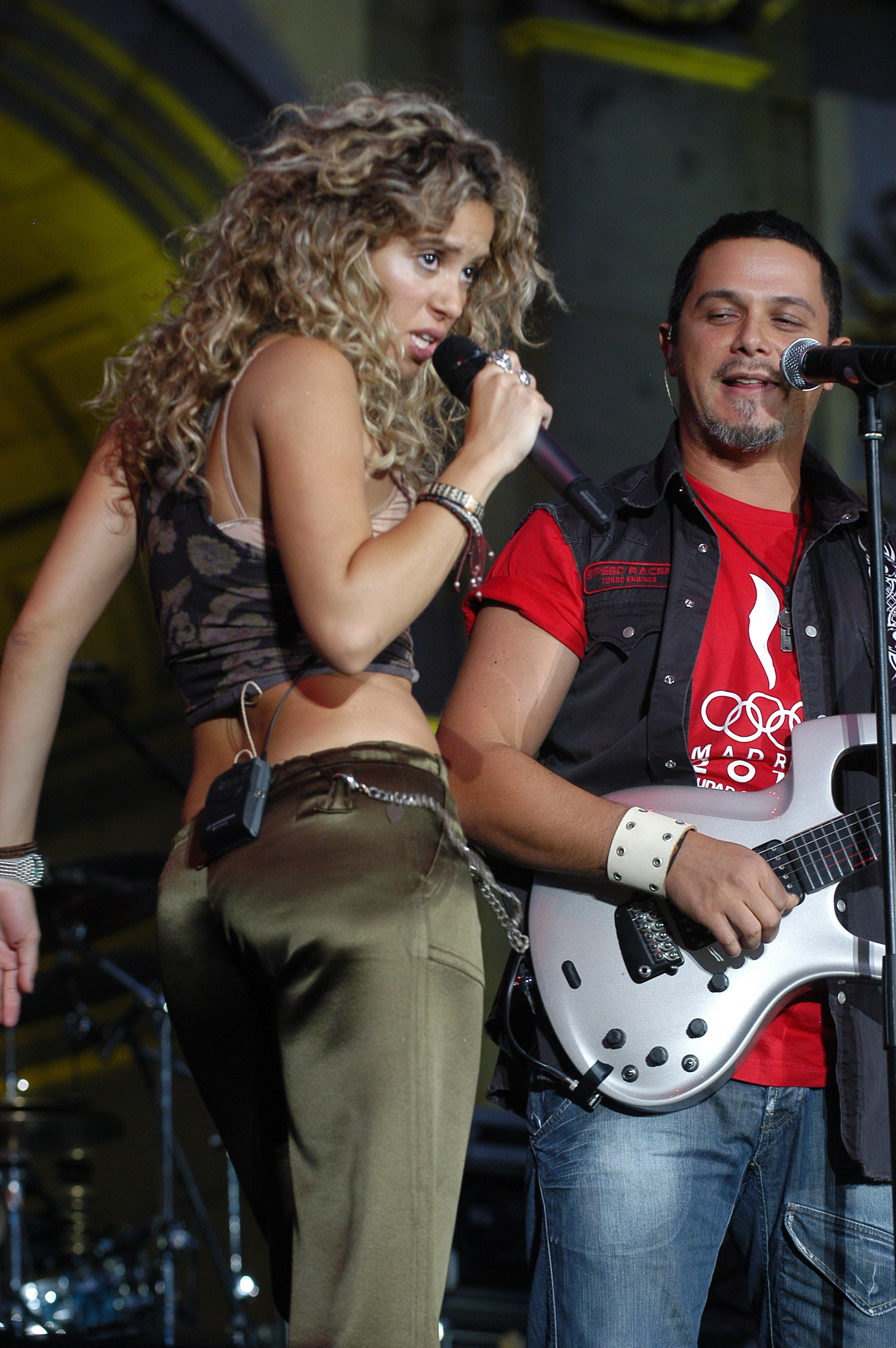 Shakira y Alejandro Sanz durante la actuación en directo de Shakira en apoyo a la candidatura de Madrid para los Juegos Olímpicos de 2012, el 5 de junio de 2005 en la Puerta de Alcalá de Madrid, España.