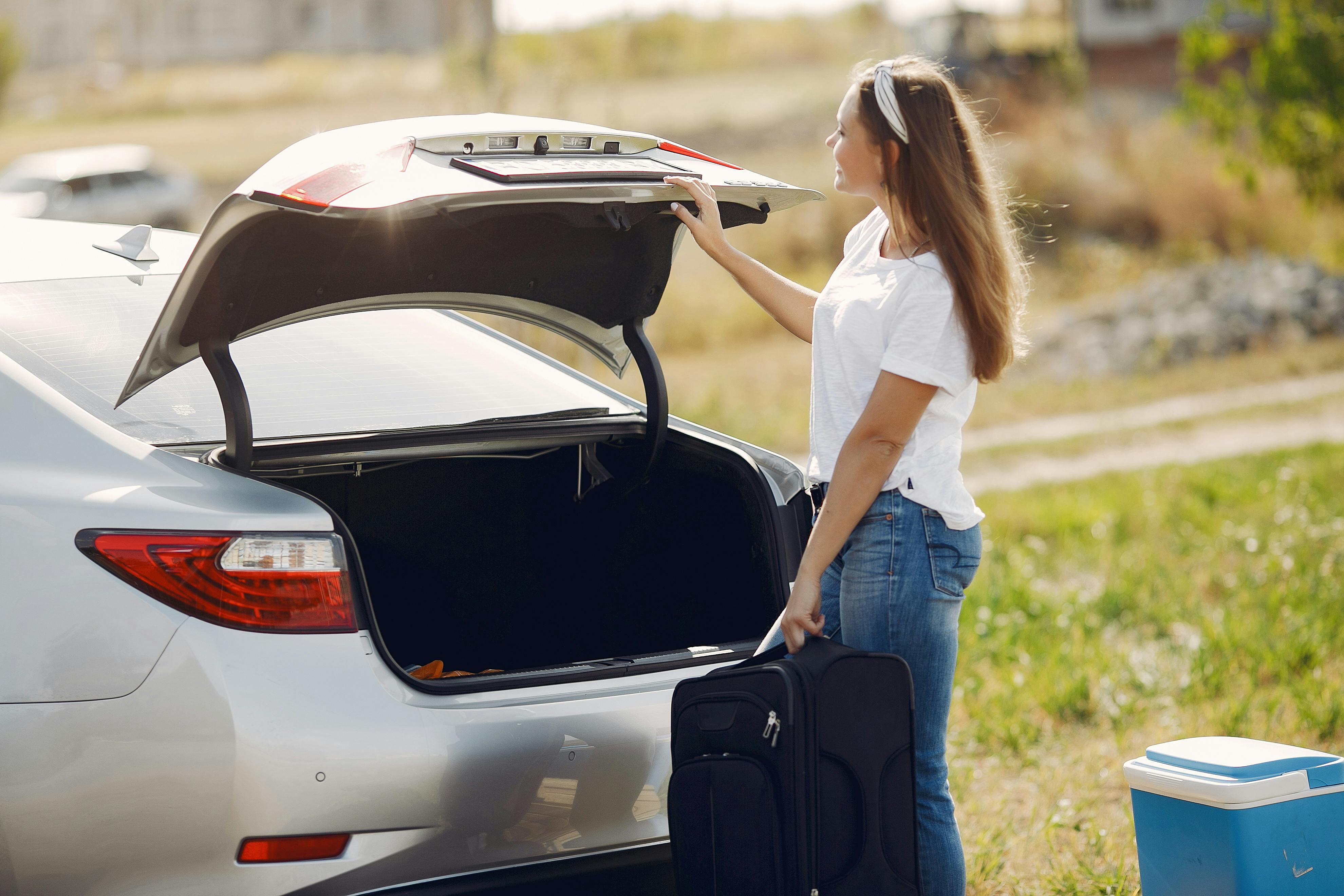 Una mujer cerca de un Automóvil con su equipaje | Fuente: Pexels