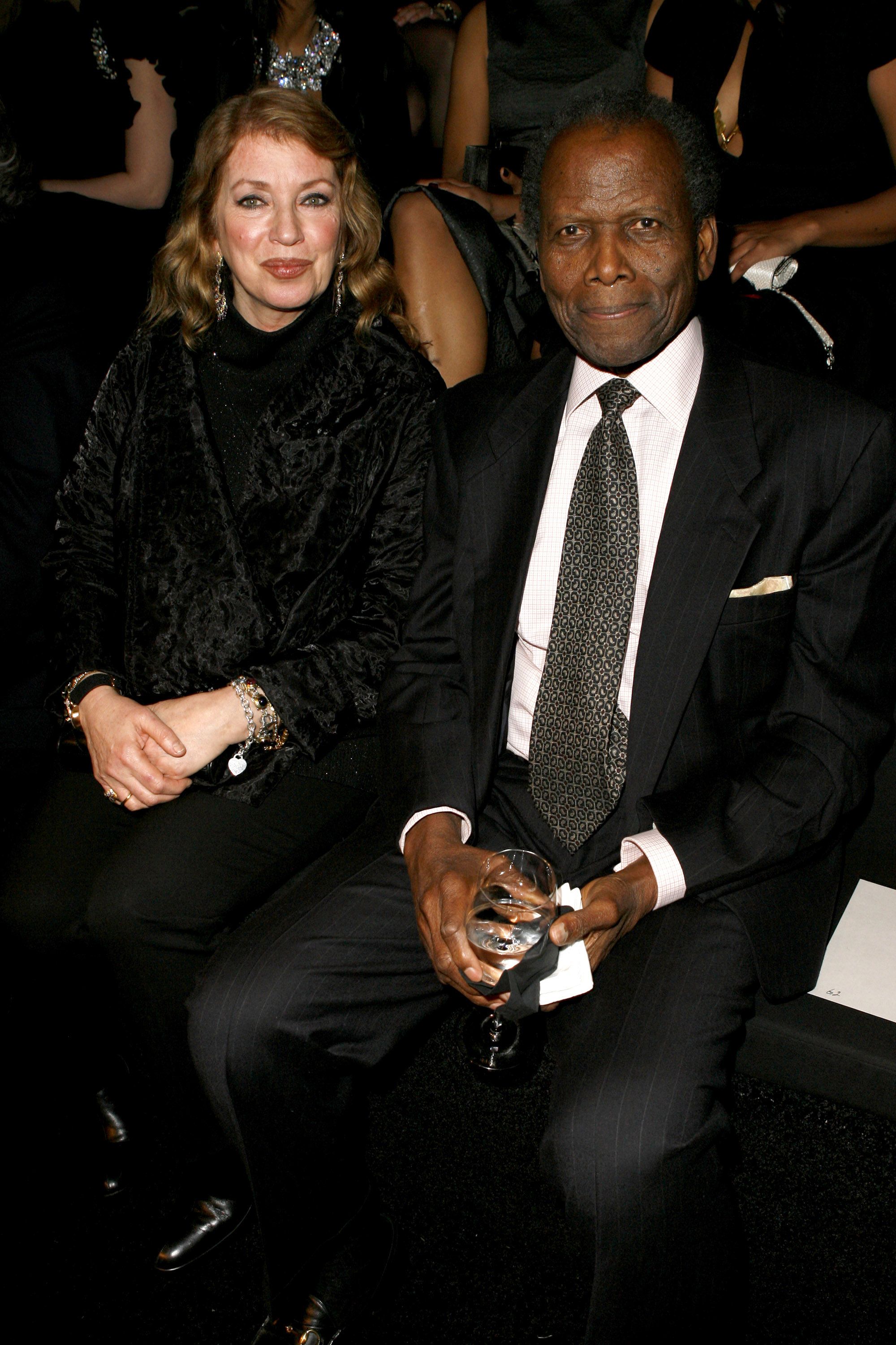 Sidney Poitier y Joanna Shimkus durante Giorgio Armani Prive en Los Ángeles. | Foto: Getty Images