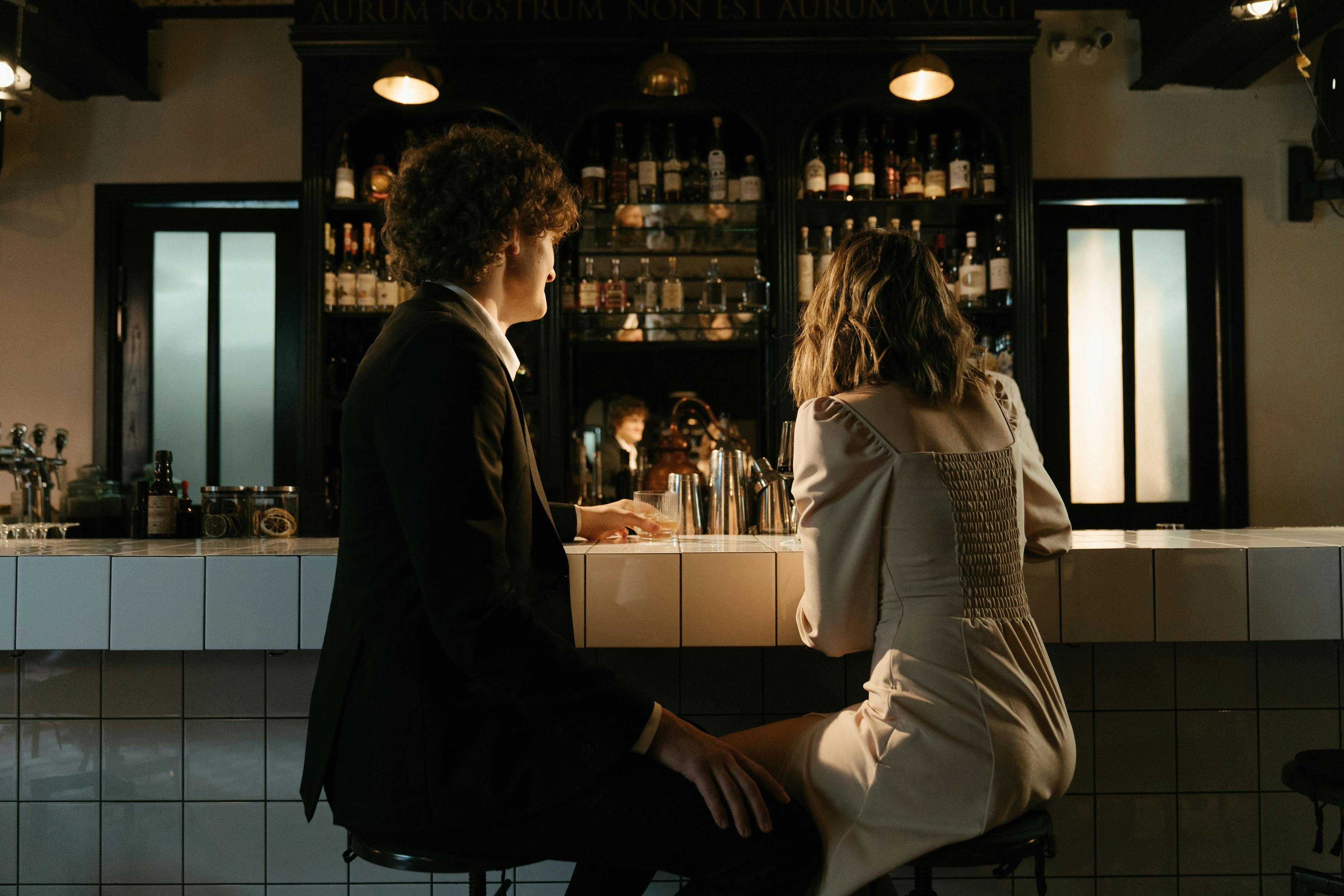 Una pareja en una cita en un bar | Fuente: Pexels