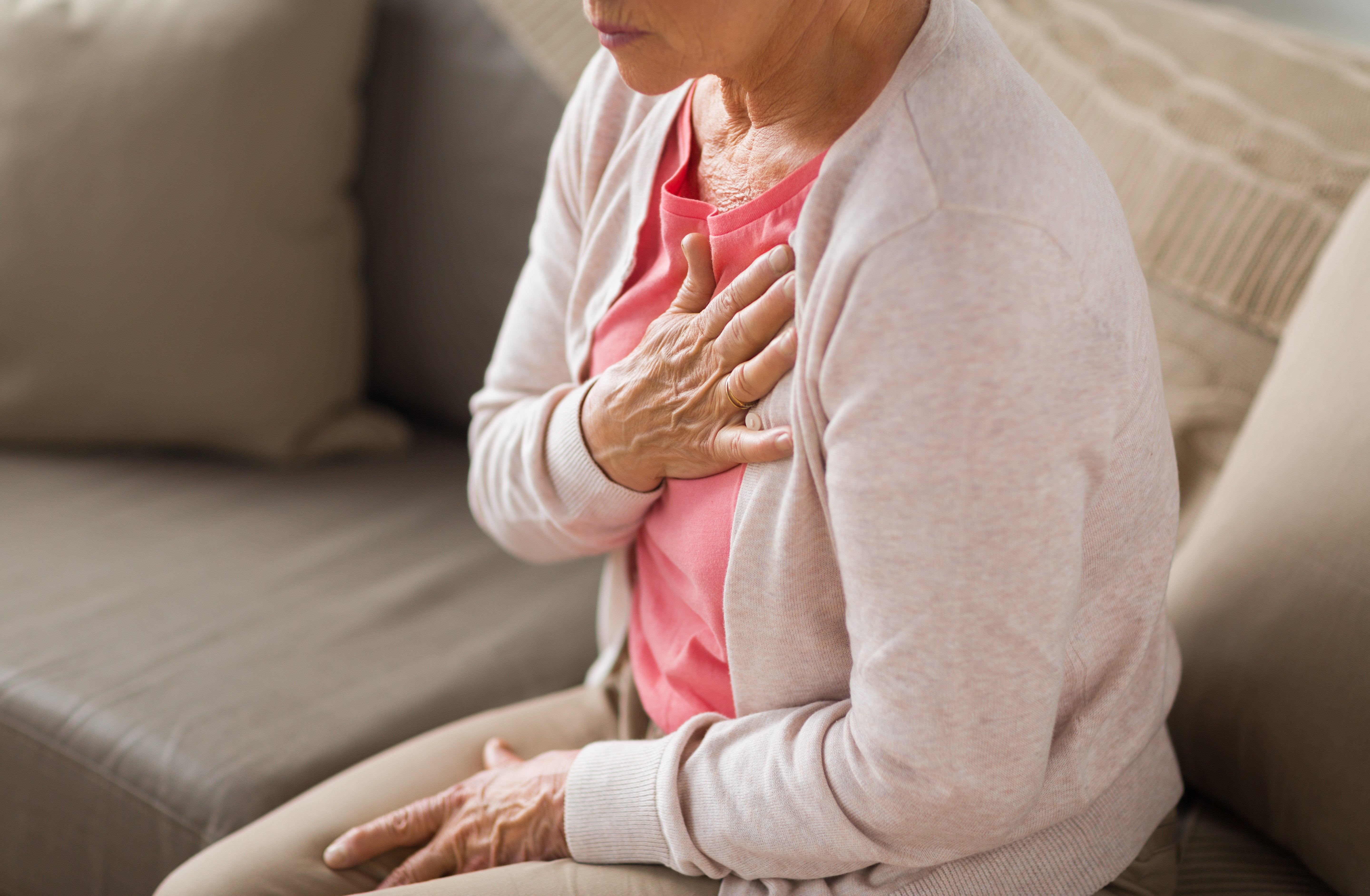Mujer mayor con dolor en el pecho | Foto: Shutterstock