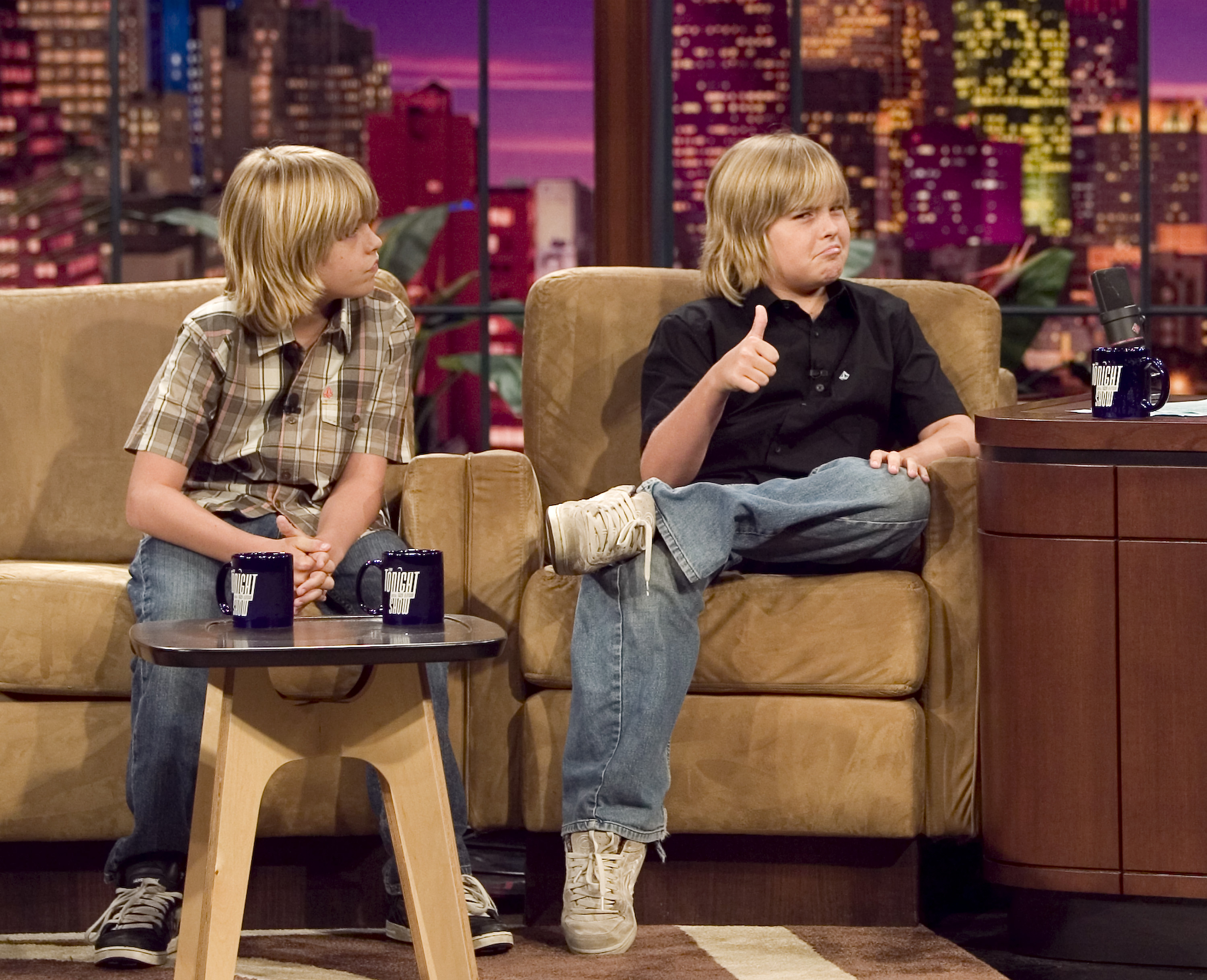 Cole y Dylan Sprouse en "The Tonight Show with Jay Leno" el 25 de septiembre de 2006. | Fuente: Getty Images