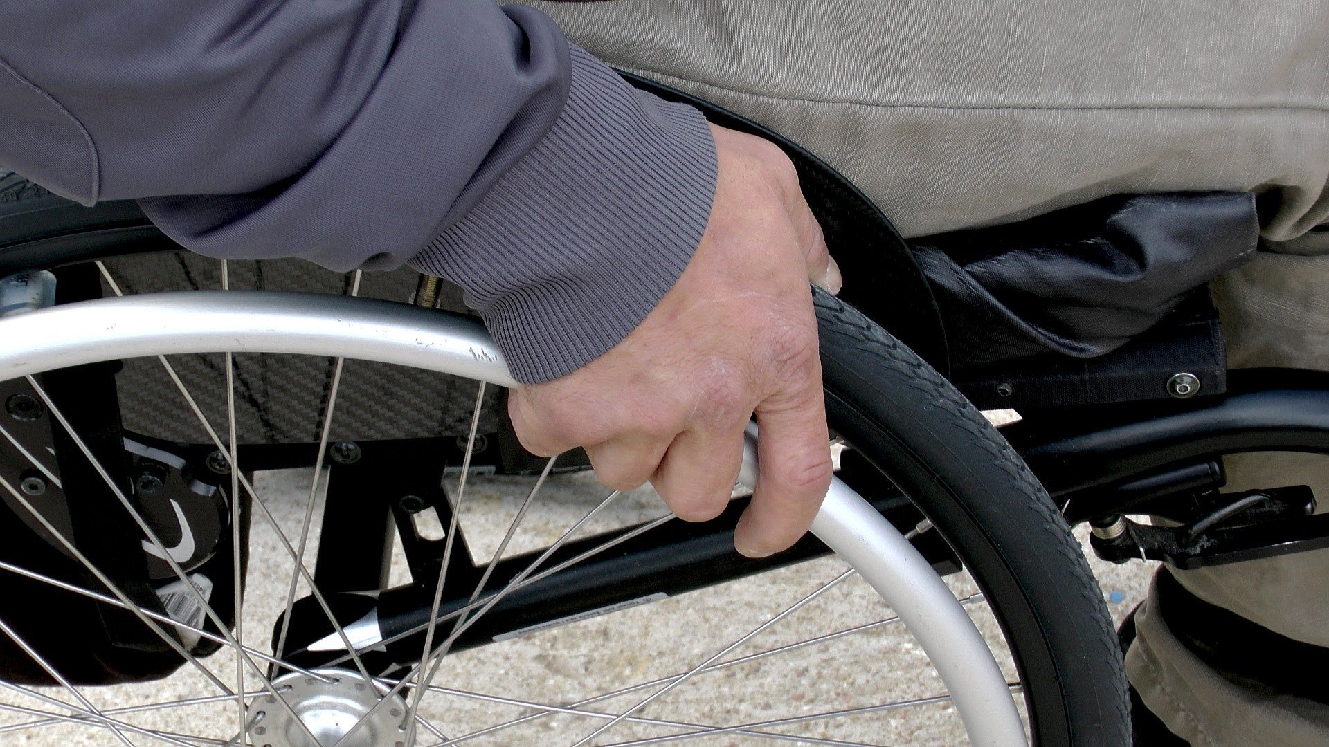 Hombre discapacitado en silla de ruedas. Fuente: Pixabay