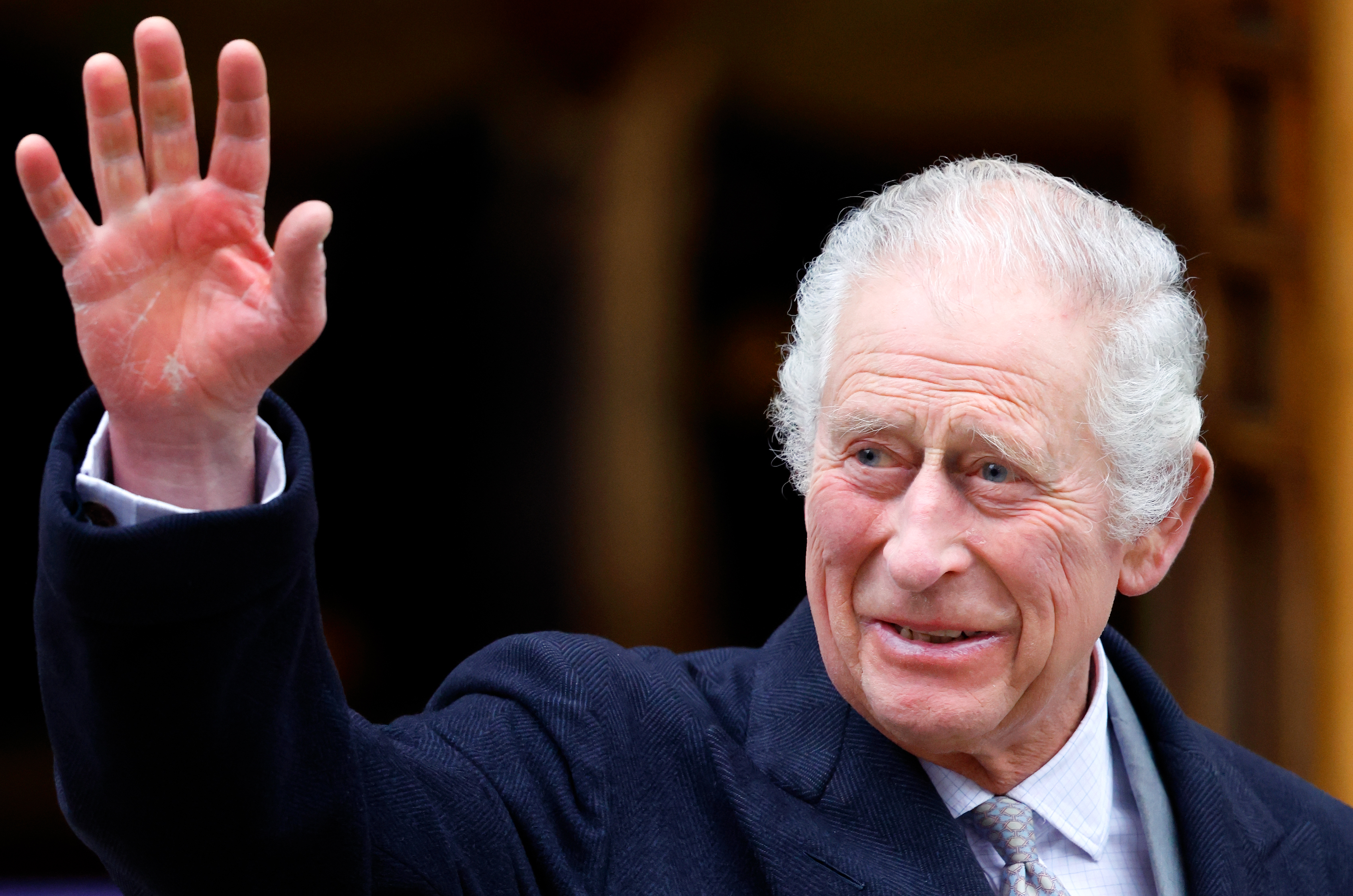 El rey Charles III saluda a la salida de la Clínica de Londres tras recibir tratamiento para el agrandamiento de la próstata el 29 de enero de 2024 | Fuente: Getty Images