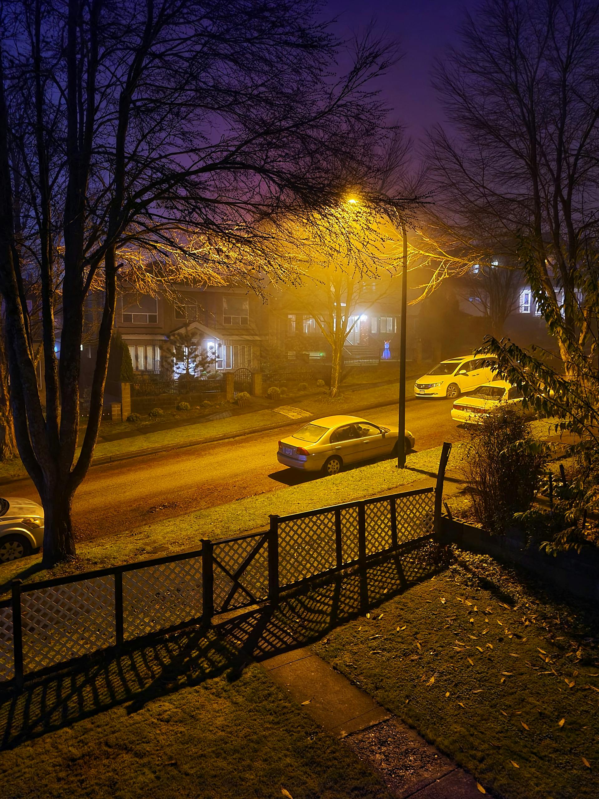 Toma nocturna de vehículos en la calle | Fuente: Pexels