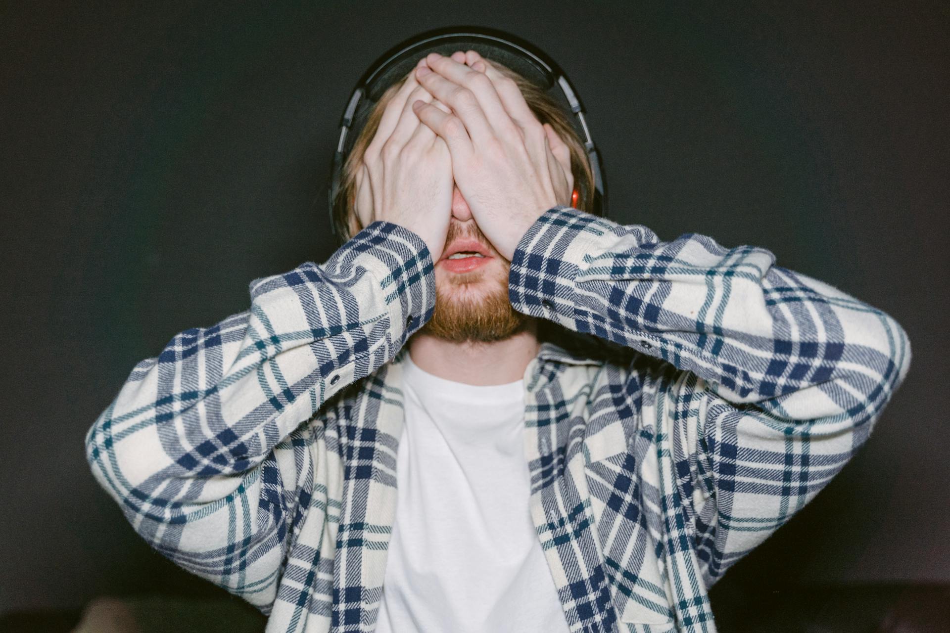 Un hombre frustrado | Fuente: Pexels