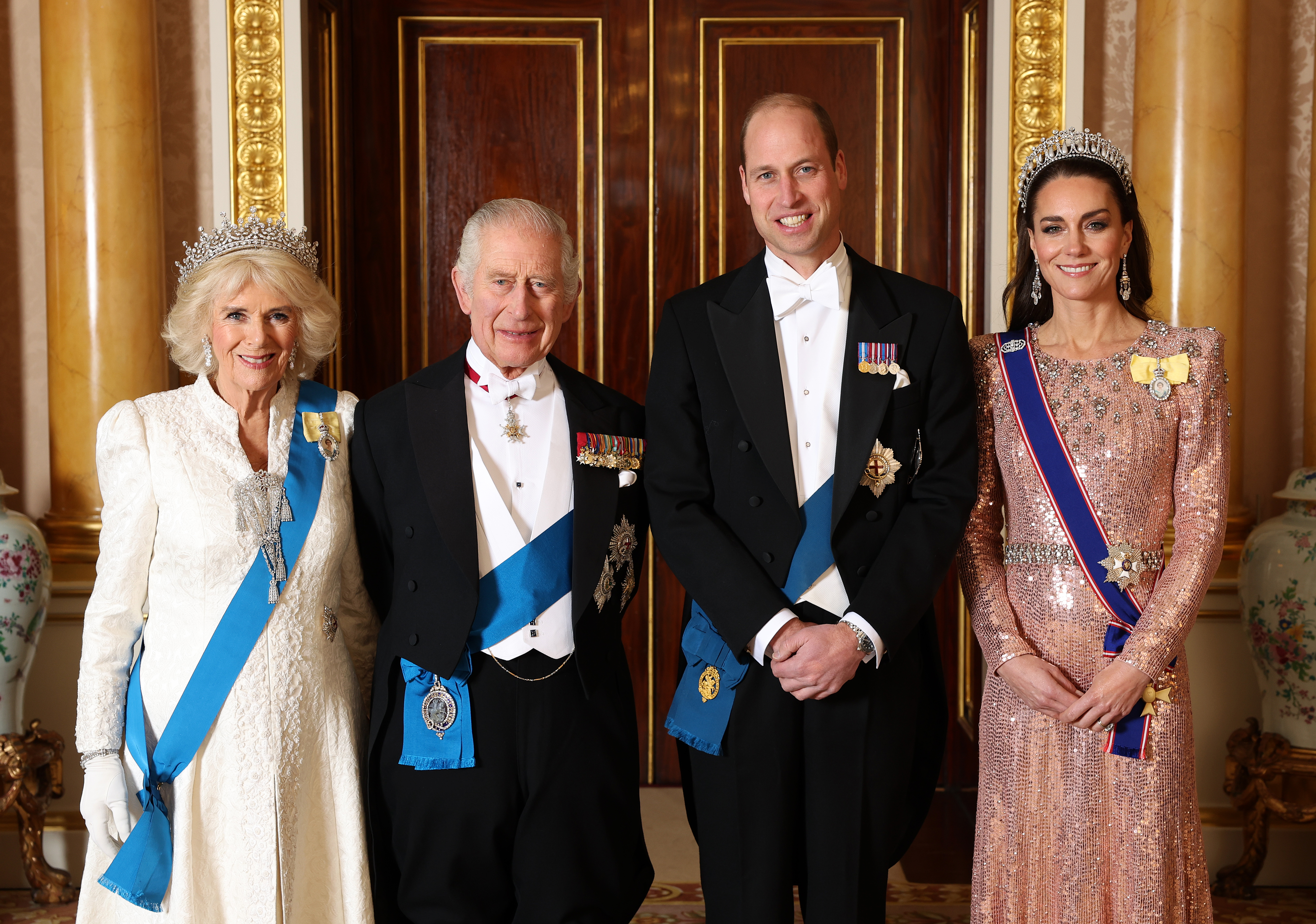 La reina Camilla, el rey Charles III, el príncipe William y la princesa Catherine antes de la Recepción Diplomática en la Sala 1844 del Palacio de Buckingham el 05 de diciembre de 2023 en Londres, Inglaterra | Foto: Getty Images