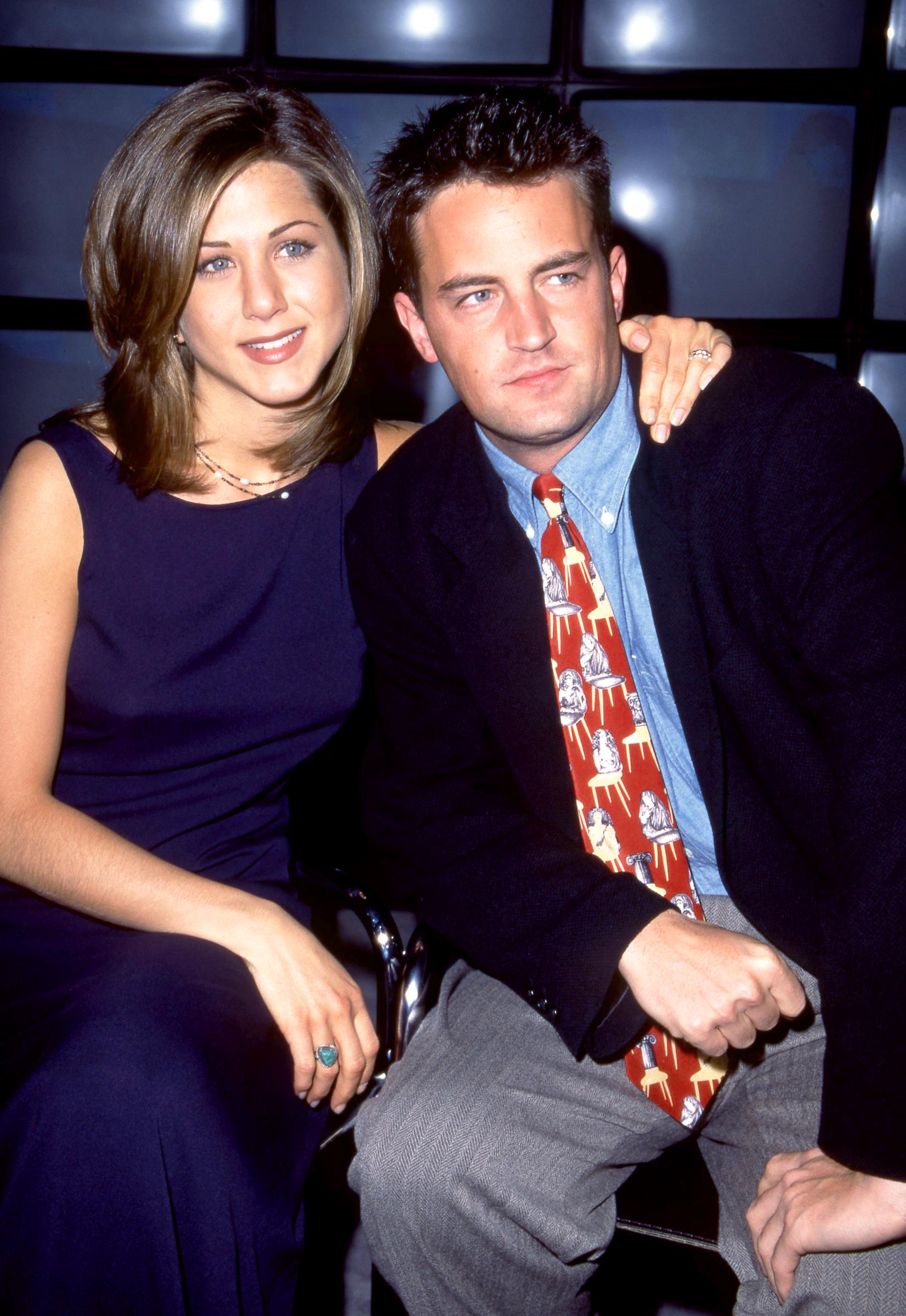 Jennifer Aniston y Matthew Perry en el preestreno de otoño de la NBC, hacia 1995, en el Lincoln Center de Nueva York | Fuente: Getty Images