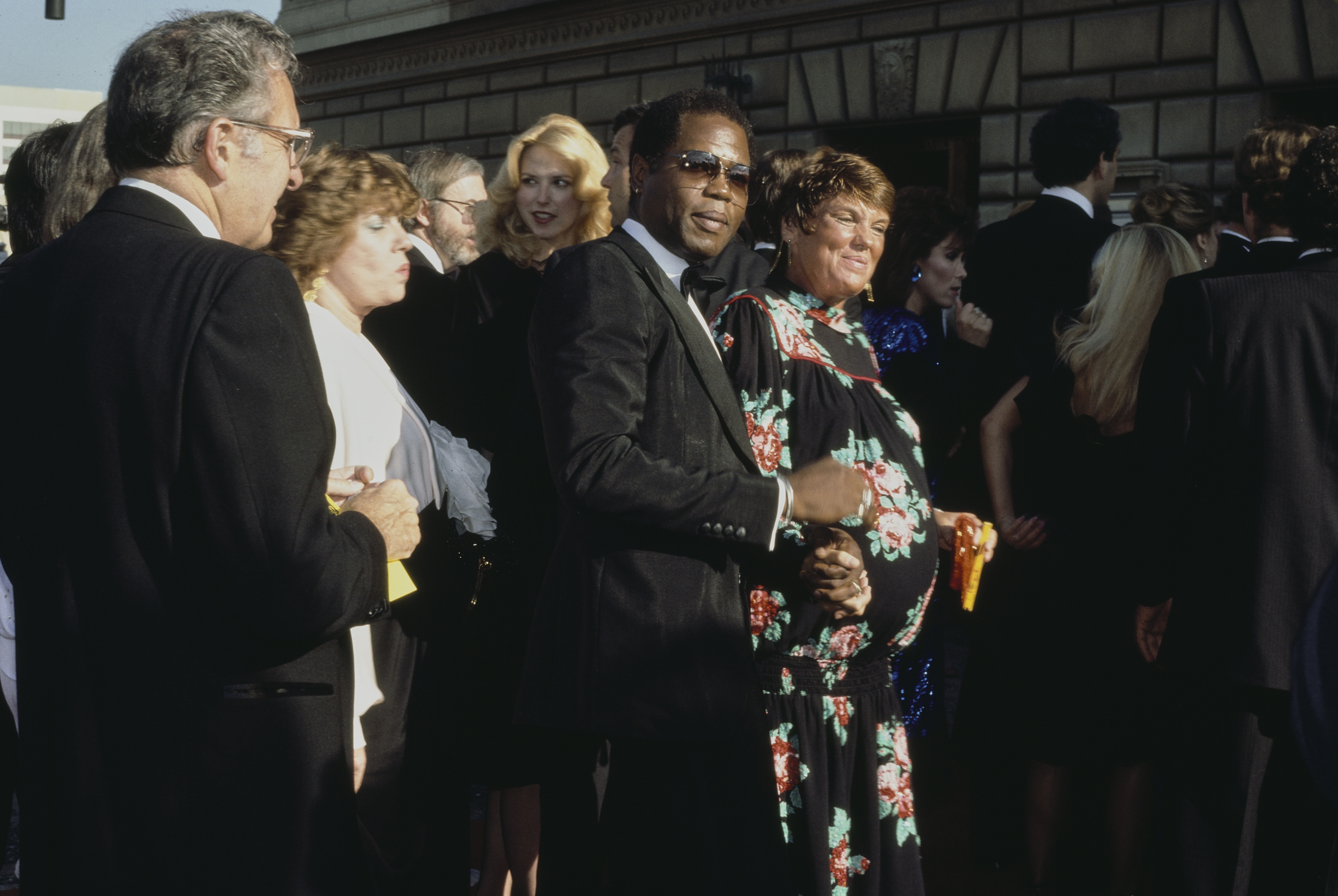 Georg Stanford Brown y Tyne Daly en la 37.ª edición de los Premios Emmy, celebrada el 22 de septiembre de 1985 en Pasadena, California. | Fuente: Getty Images