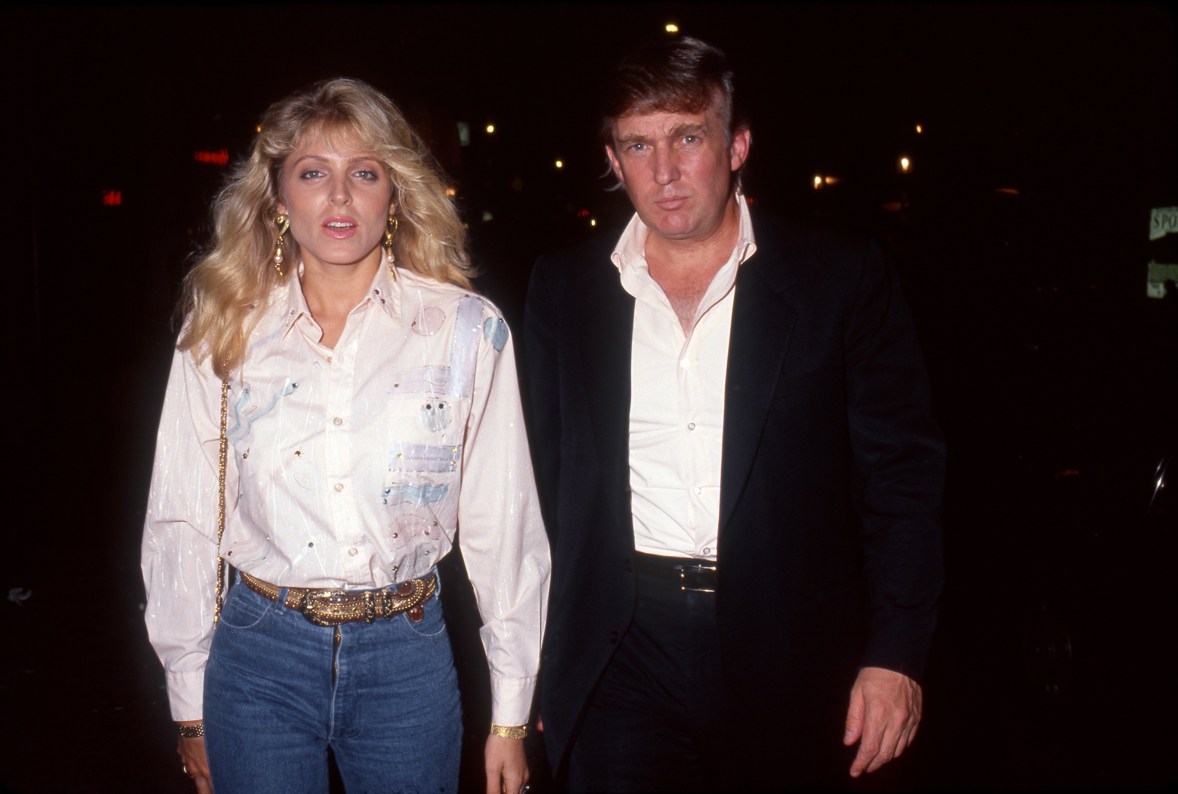 Donald Trump y su entonces novia asisten a un acto en Nueva York, hacia 1992 | Fuente: Getty Images