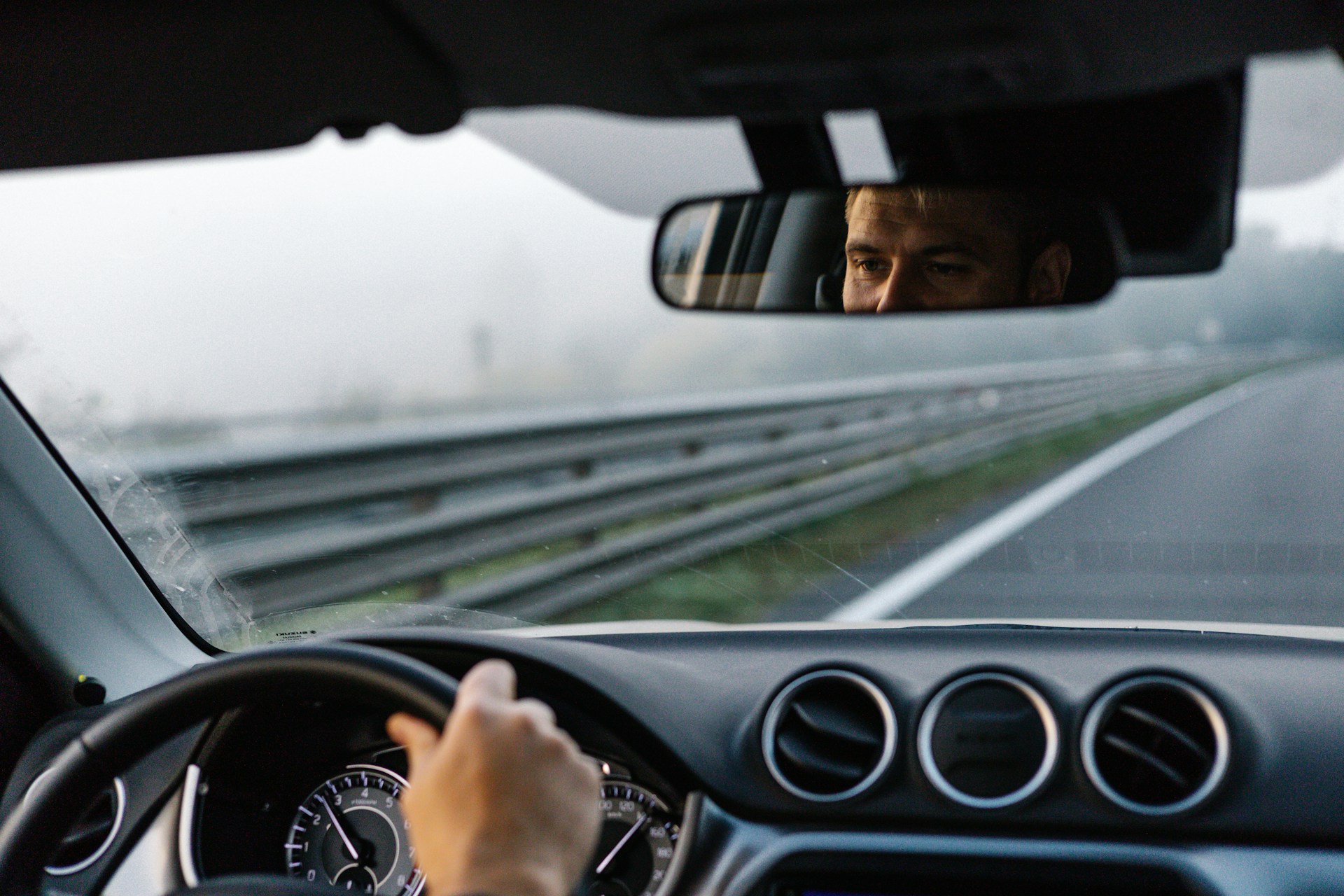 Un hombre conduciendo un Automóvil | Fuente: Unsplash