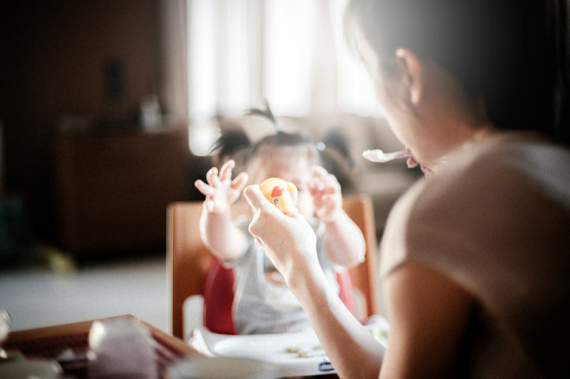 Una mujer dando de comer a su hija pequeña | Fuente: Unsplash