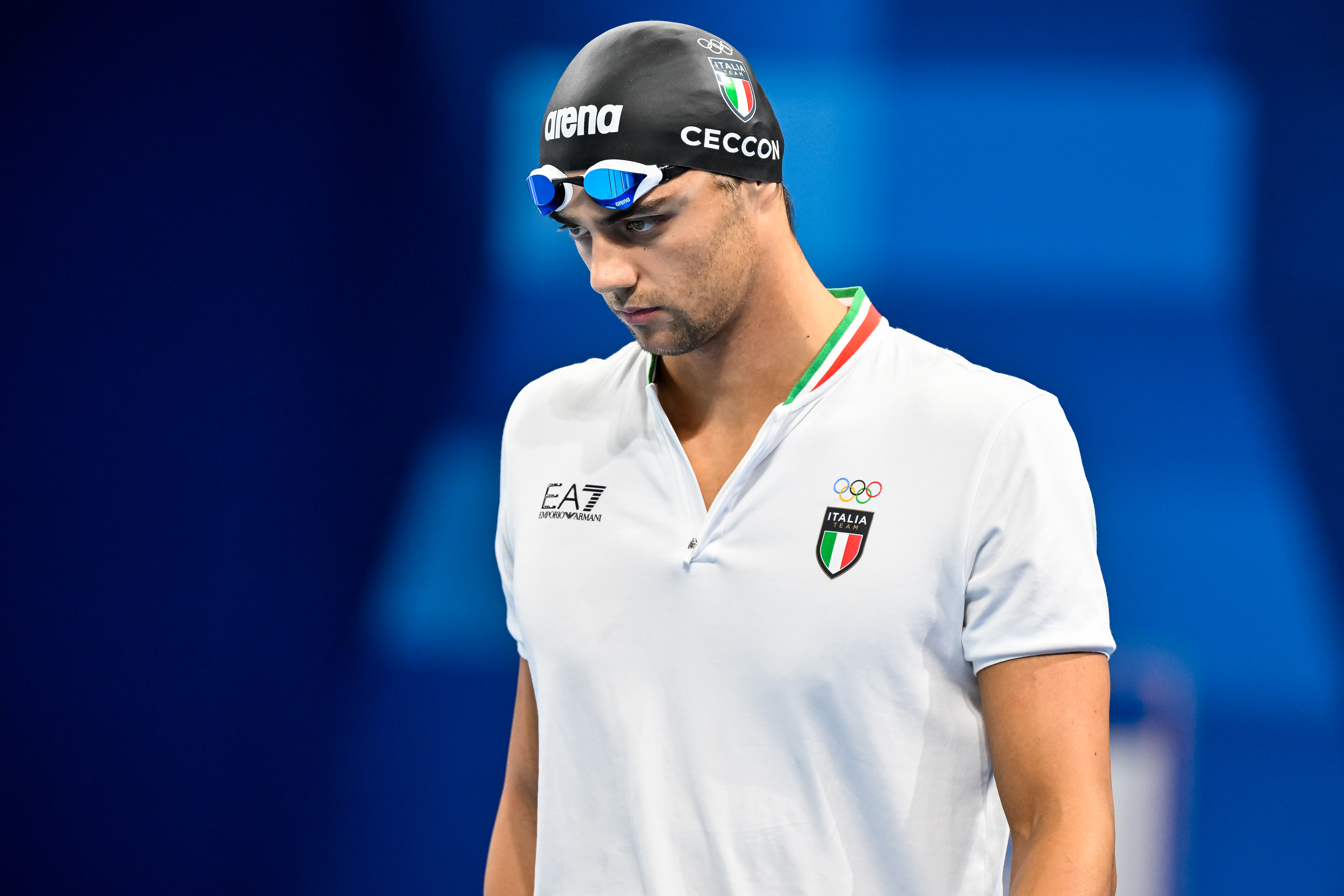 Thomas Ceccon se prepara para las semifinales masculinas de 200 metros espalda en los Juegos Olímpicos de París 2024 en el Arena La Defense el 31 de julio de 2024 | Fuente: Getty Images