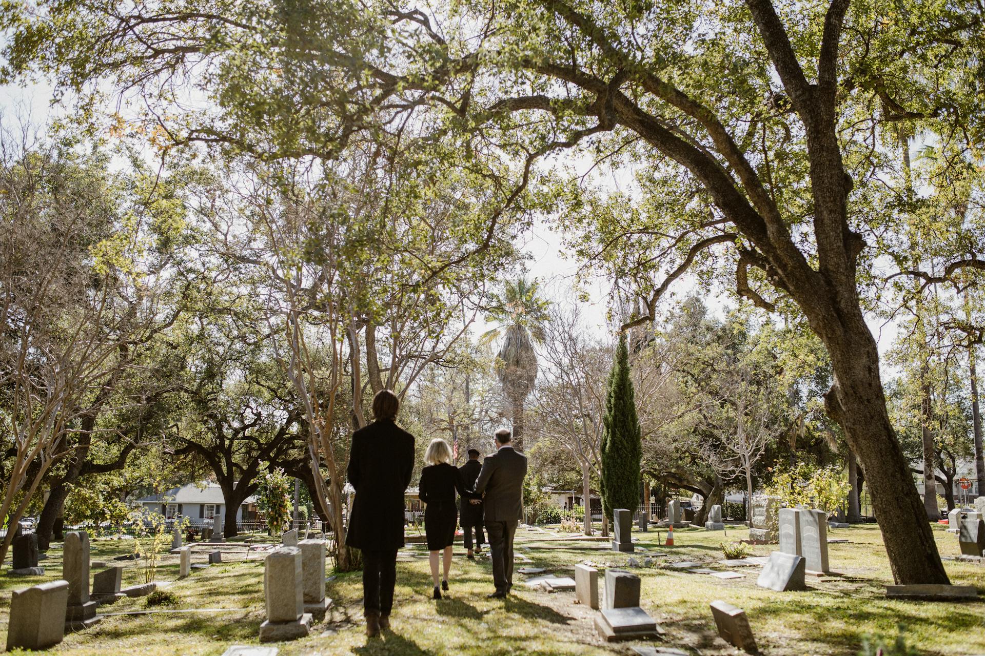 Gente en un cementerio | Fuente: Pexels