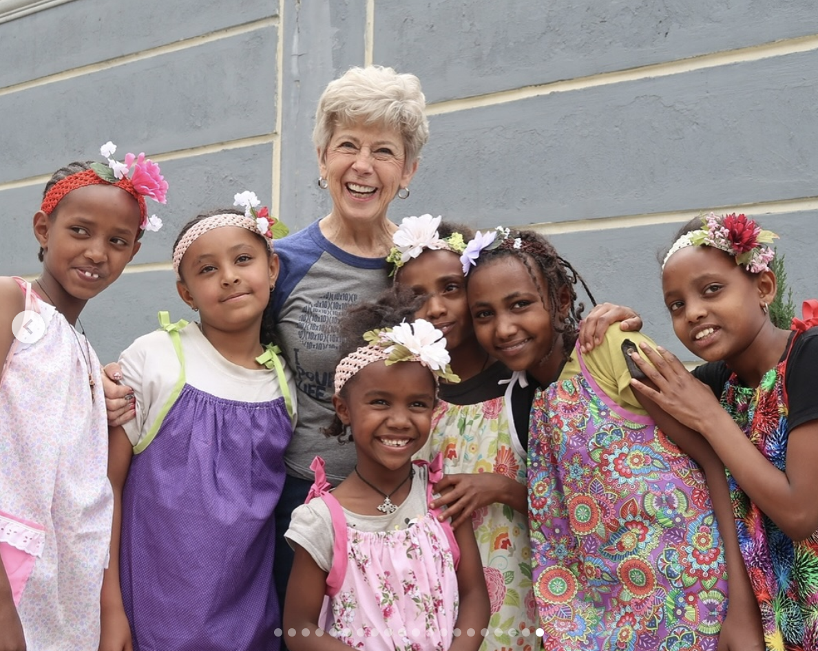 La madre de Brad Pitt, Jane Etta, aparece con niños, en una foto del 6 de agosto de 2025 | Fuente: Instagram/pidney