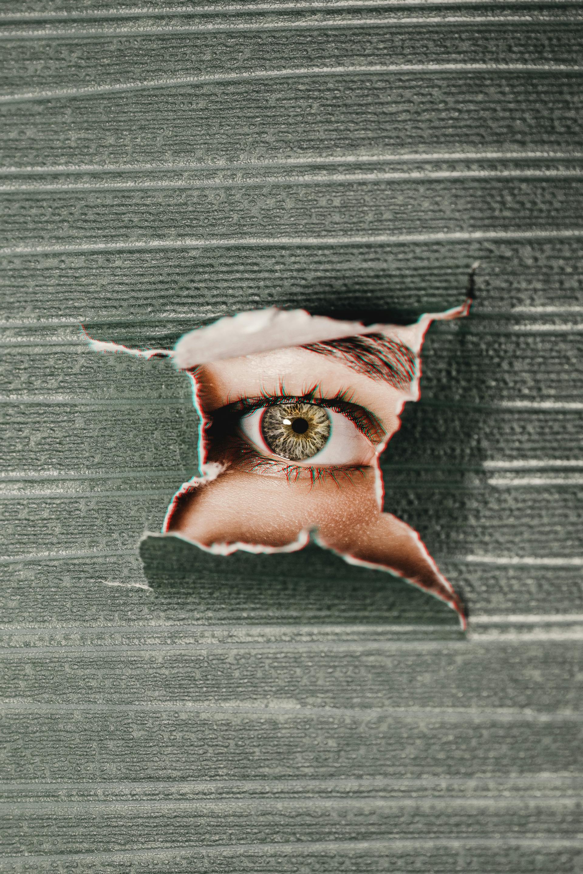 Ojo mirando a través de una pared | Foto: Pexels