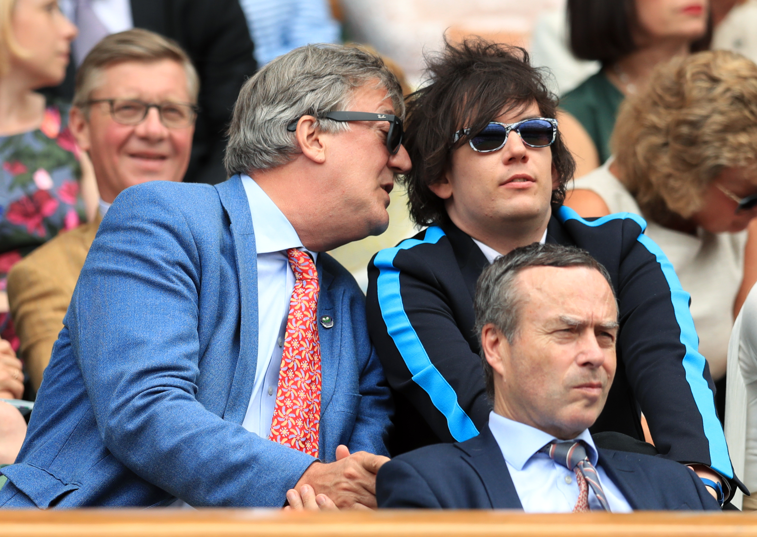Stephen Fry y Elliott Spencer durante los Campeonatos de Wimbledon en 2017. | Fuente: Getty Images