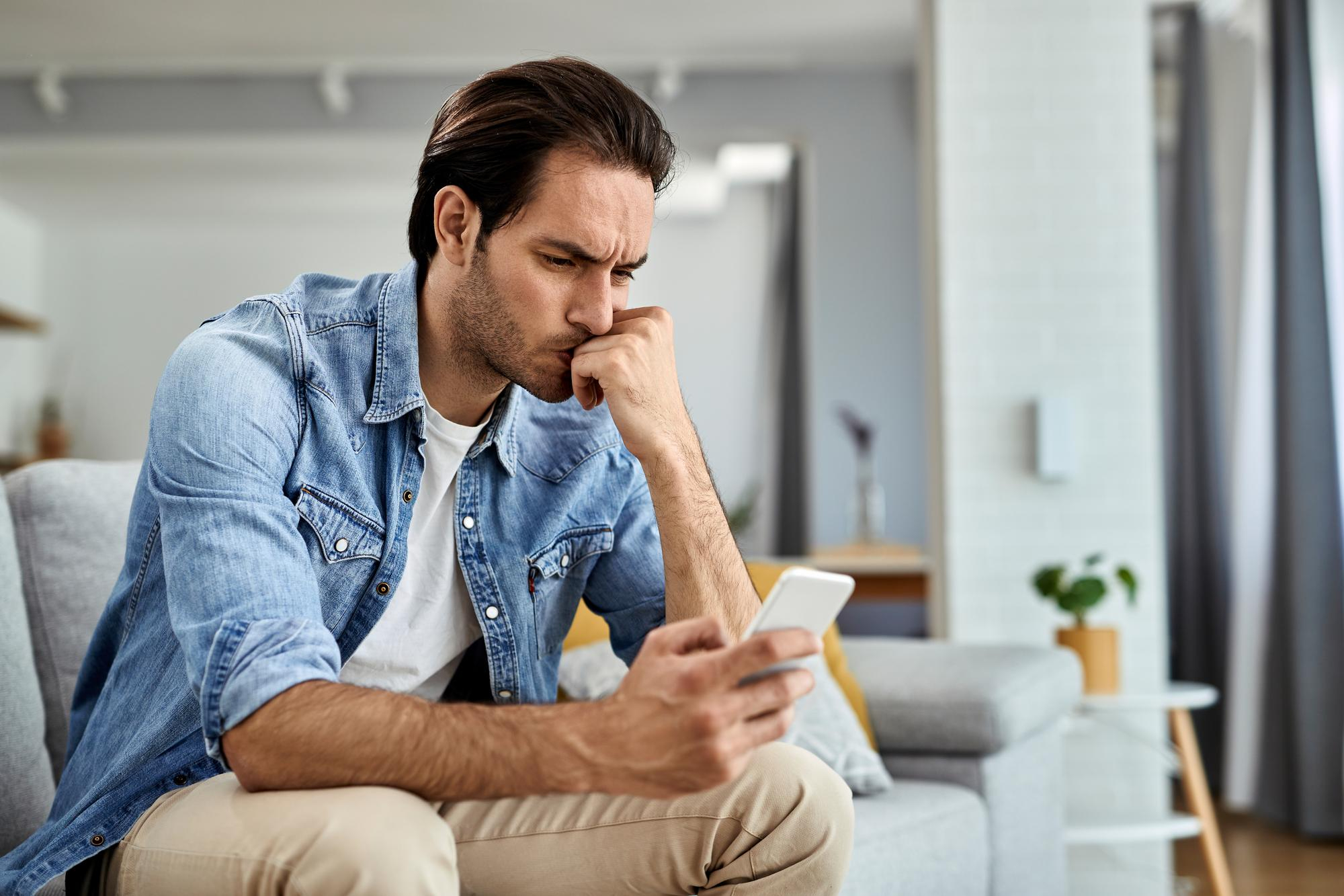 Un hombre mirando su teléfono | Fuente: Freepik