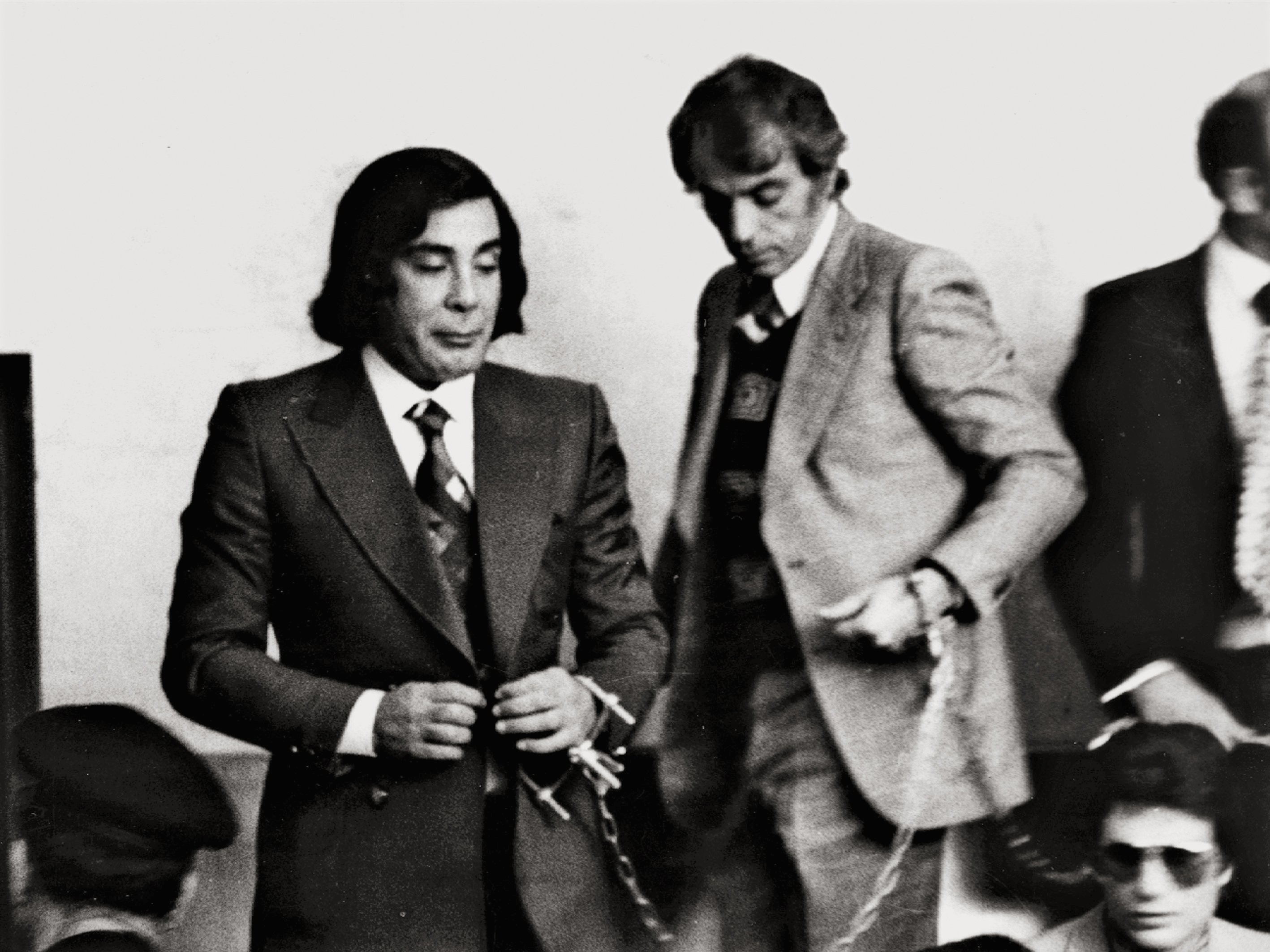 Tommaso Buscetta esposado en el Juicio de los 114 durante el cual entre los acusados estaban todos los grandes jefes de la mafia. Catanzaro, julio de 1974. | Foto: Getty Images