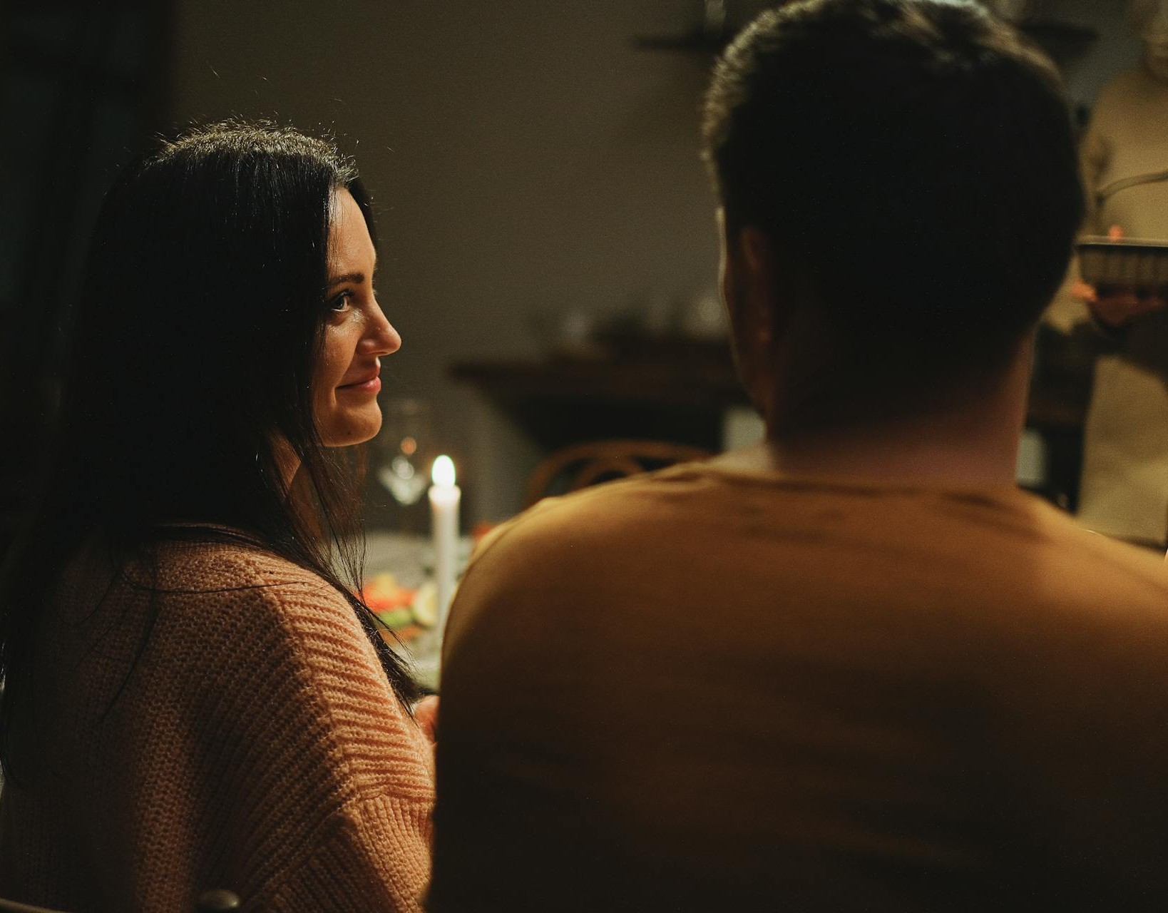 Una pareja sonriéndose durante la cena | Fuente: Pexels