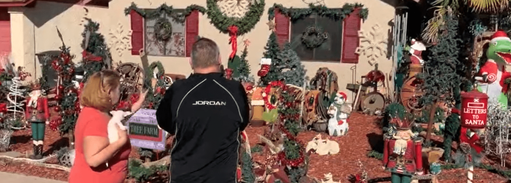 Andrew Kuzyk y su esposa Pamela Kuzyk admiran las decoraciones navideñas.┃Foto: youtube.com/ABC15 Arizona