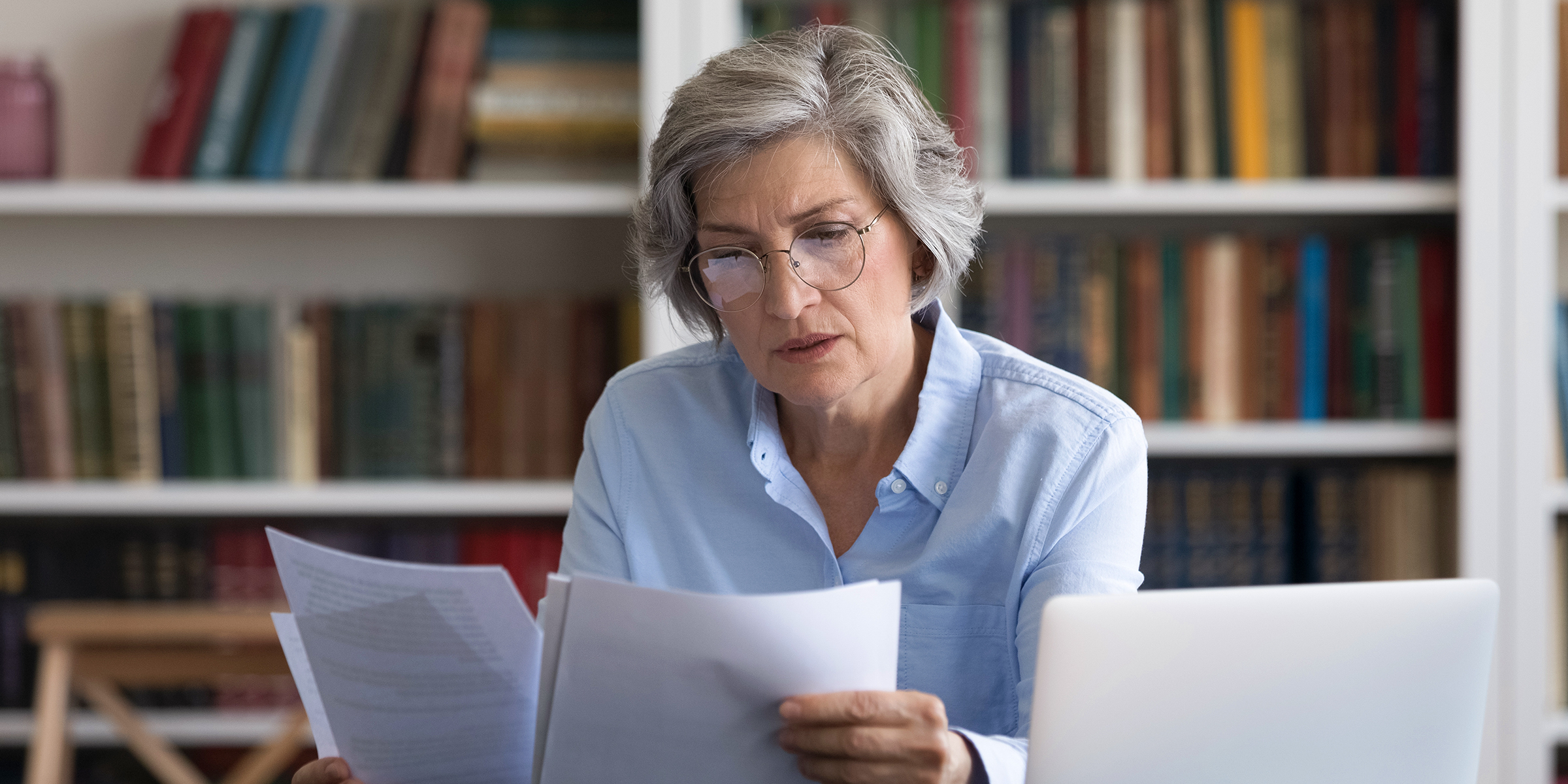 Una anciana leyendo documentos | Fuente: Shutterstock