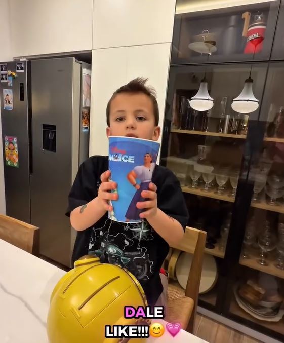 Luca se prepara para disfrutar de pochoclos mientras mira una película | Fuente: Instagram/micaviciconte