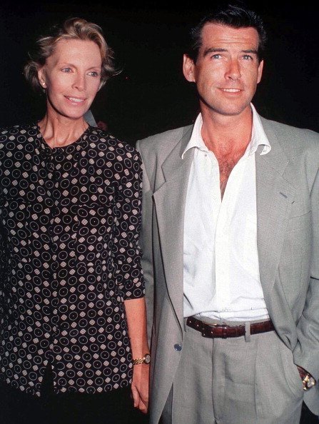 Pierce Brosnan y Cassandra Harris c. 1990. | Foto: Getty Images