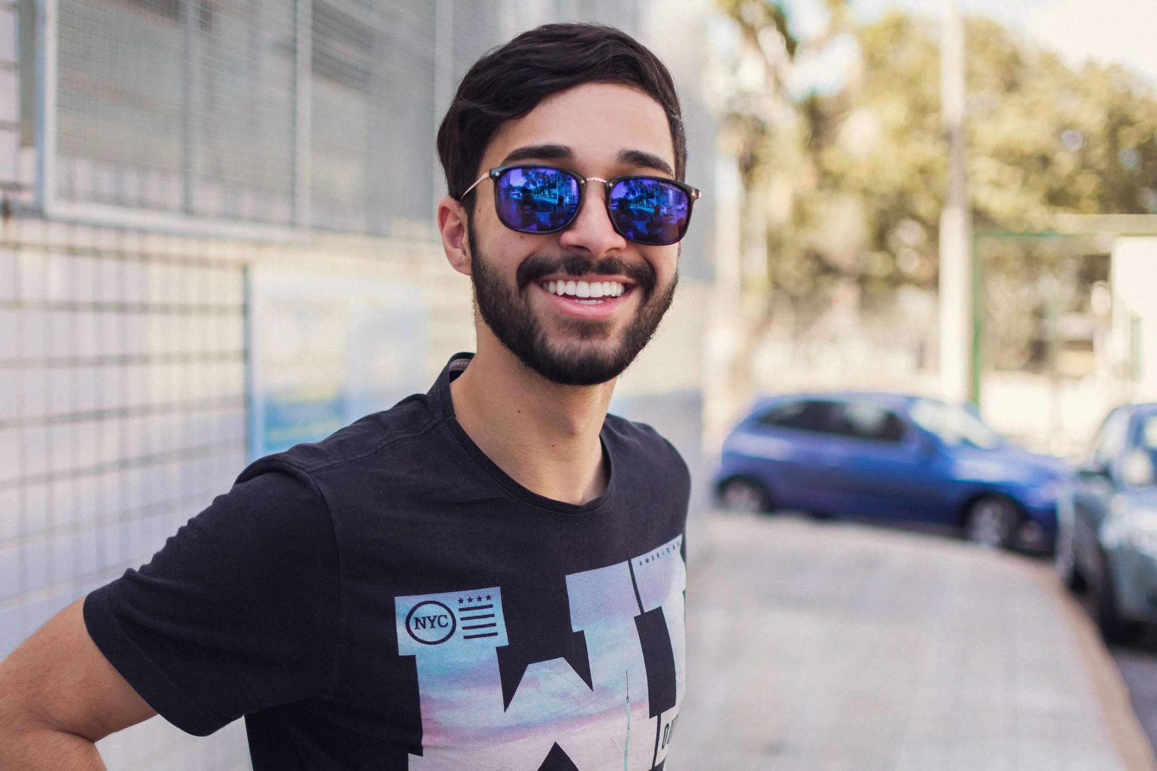 Un hombre feliz con gafas de sol | Fuente: Pexels