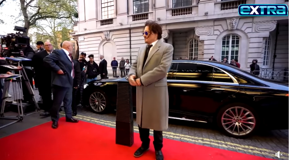Johnny Depp ante una multitud en el estreno de "Jeanne du Barry" en Londres, Inglaterra | Foto: Facebook/extra