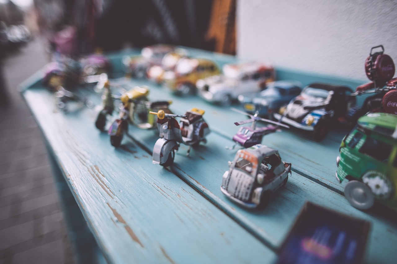 Colección de Automóviles de juguete sobre una mesa | Fuente: Pixabay