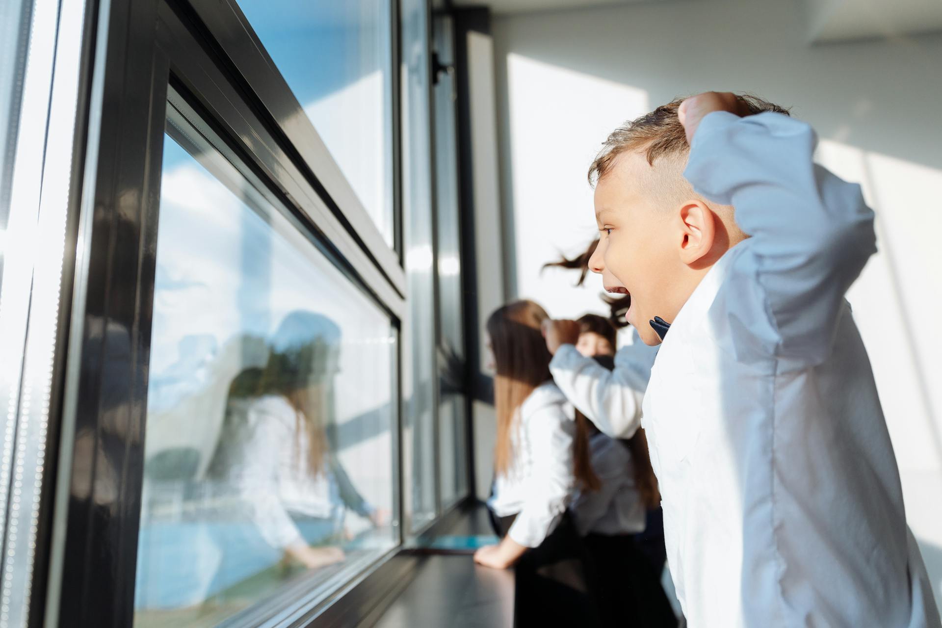 Un niño mirando por la ventana | Fuente: Pexels