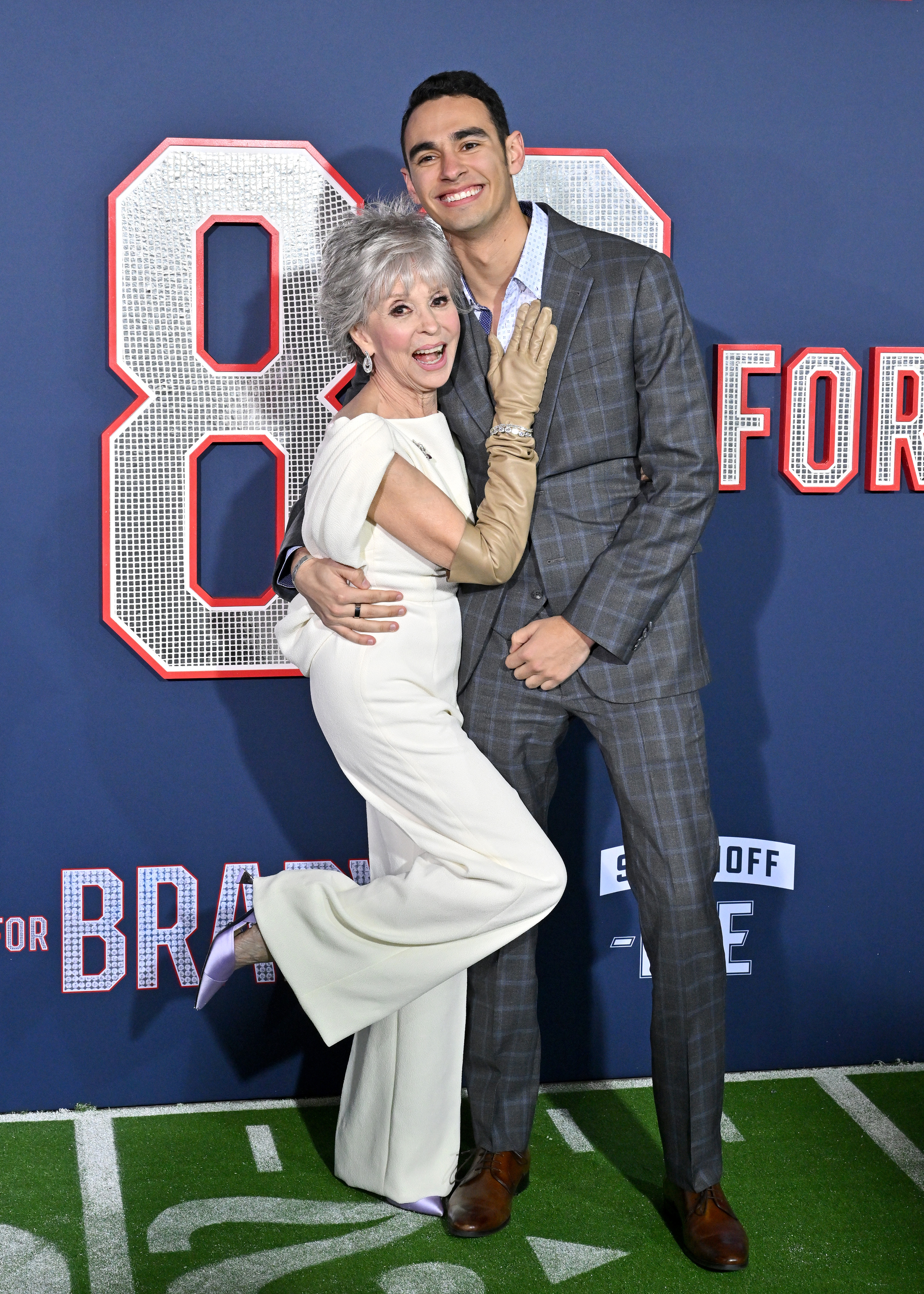 Rita Moreno y Justin Fisher asisten a la proyección del estreno en Los Ángeles de "80 For Brady" el 31 de enero de 2023, en Los Ángeles, California | Fuente: Getty Images