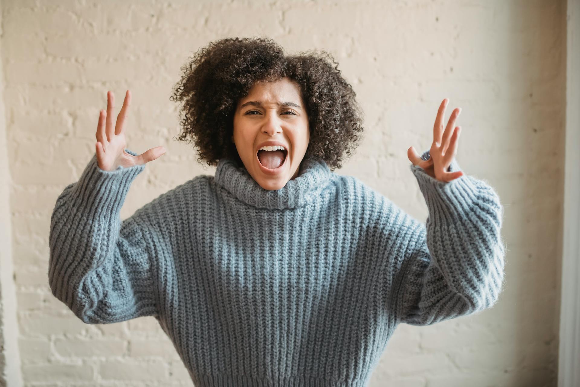 Una mujer gritando a alguien | Fuente: Pexels