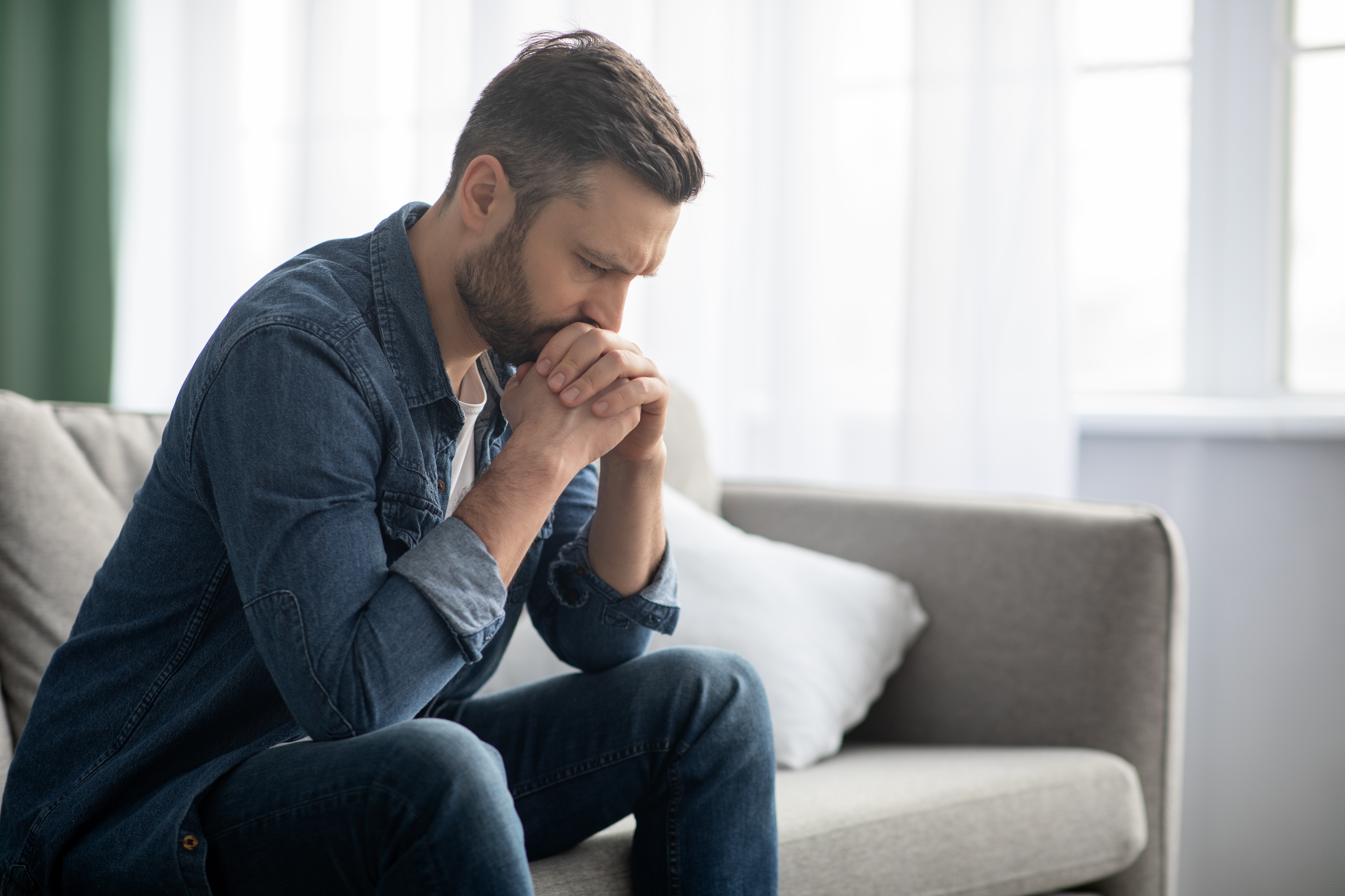 Un hombre con cara de preocupación | Foto: Shutterstock