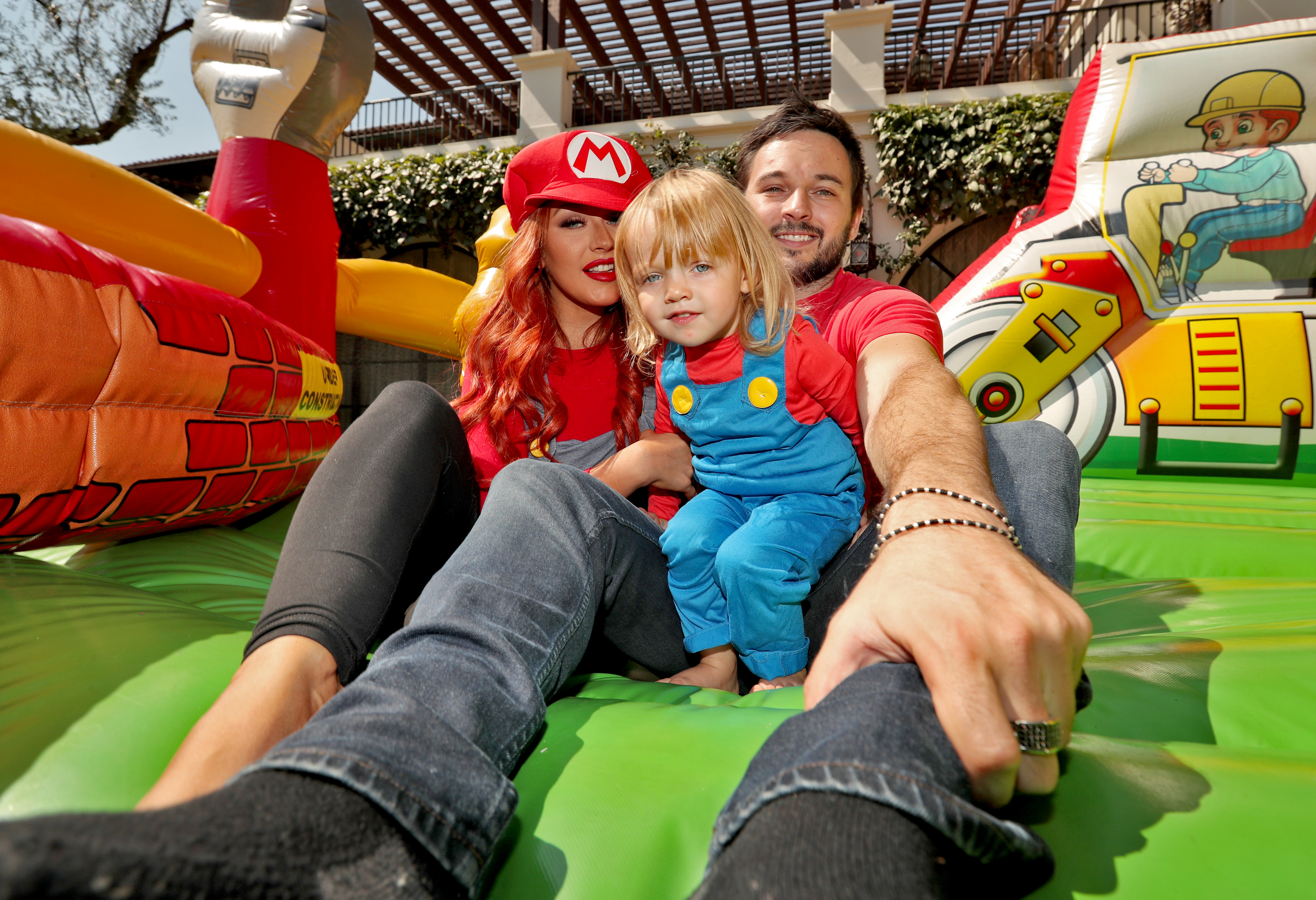 Christina Aguilera y Matthew Rutler con su hija Summer Rain Rutler durante la fiesta del segundo cumpleaños de Summer en Beverly Hills, California, el 20 de agosto de 2016. | Fuente: Getty Images