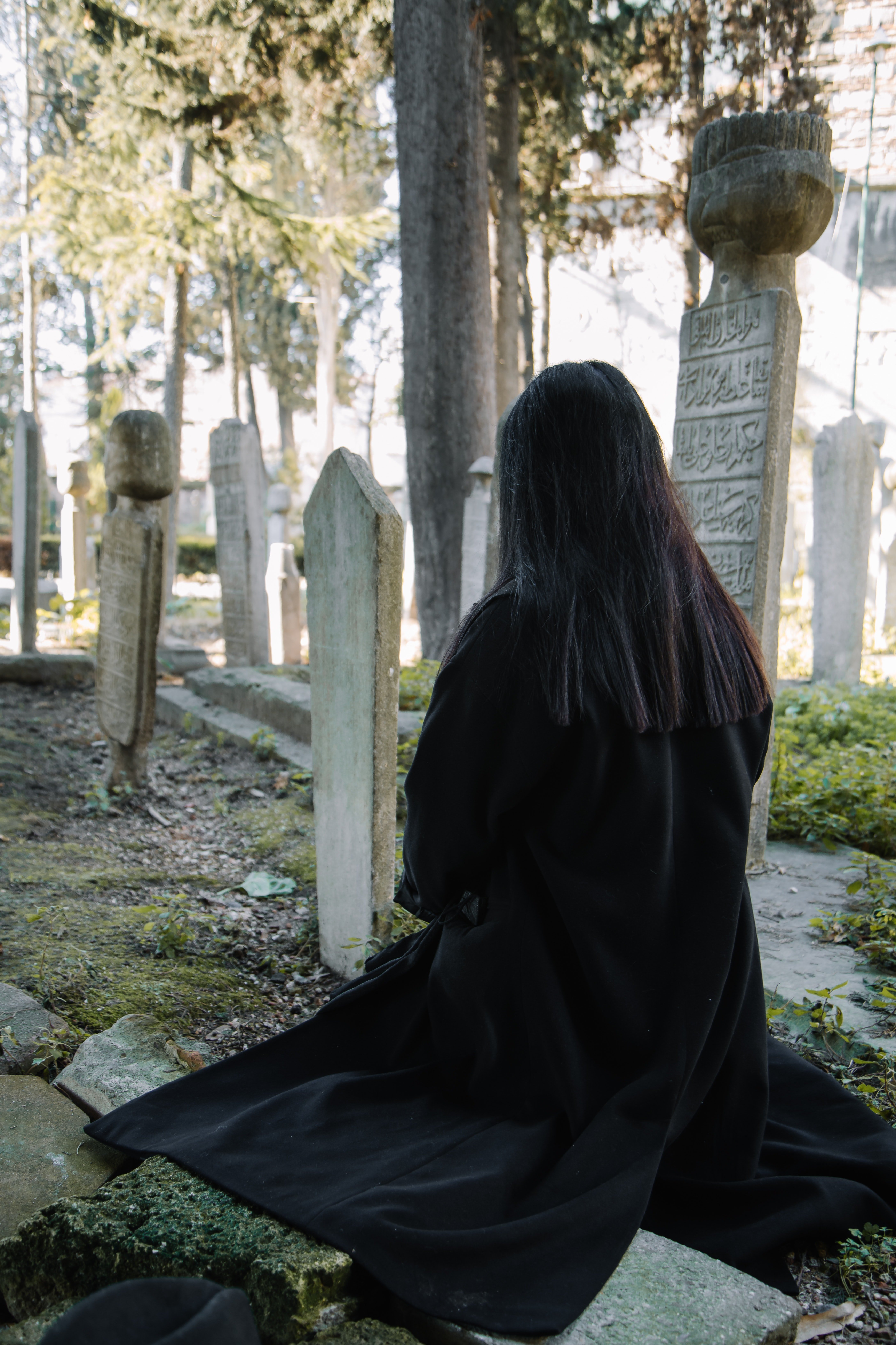 Una mujer joven en un cementerio. | Foto: Pexels