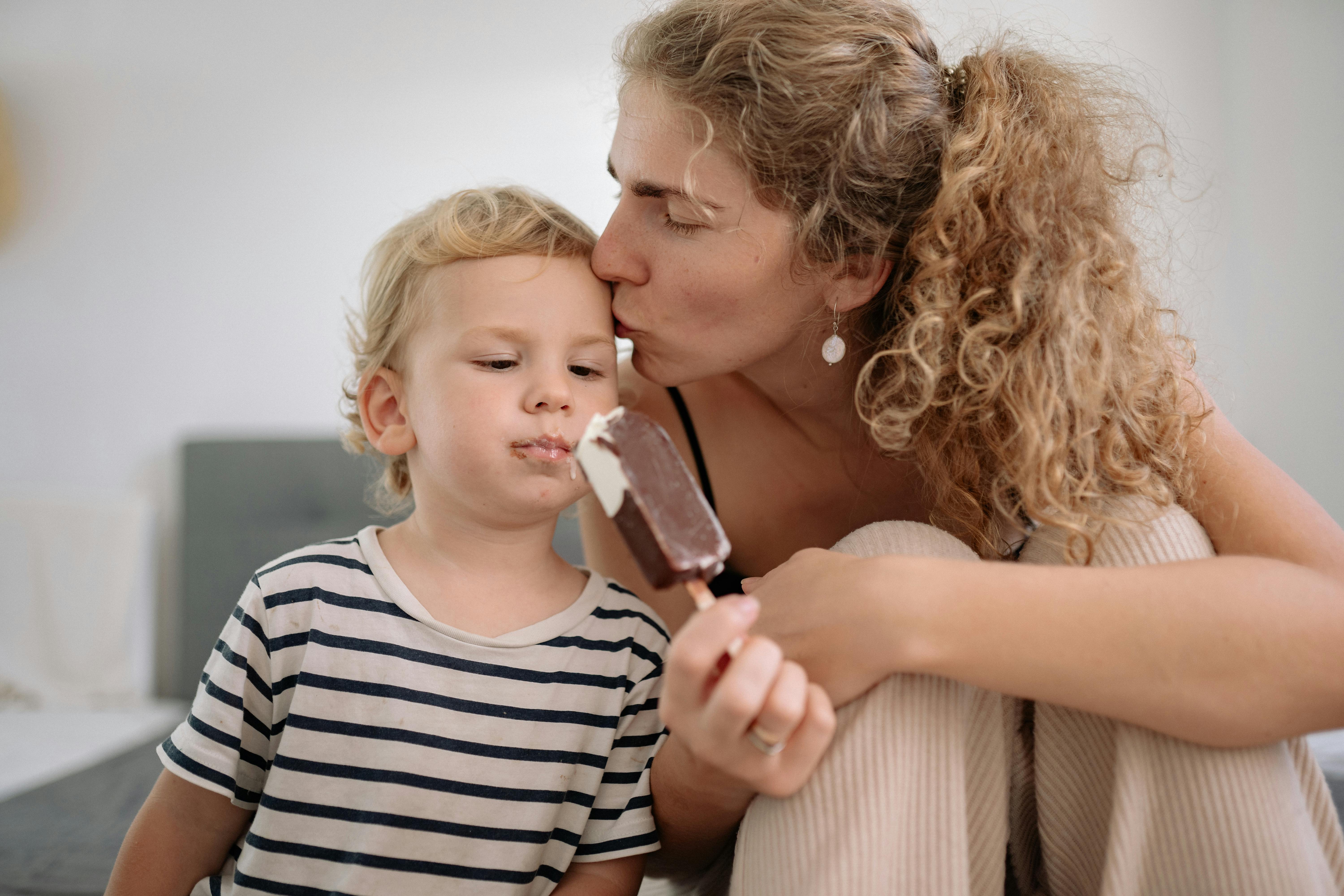 Una mujer feliz con su hijo | Fuente: Pexels