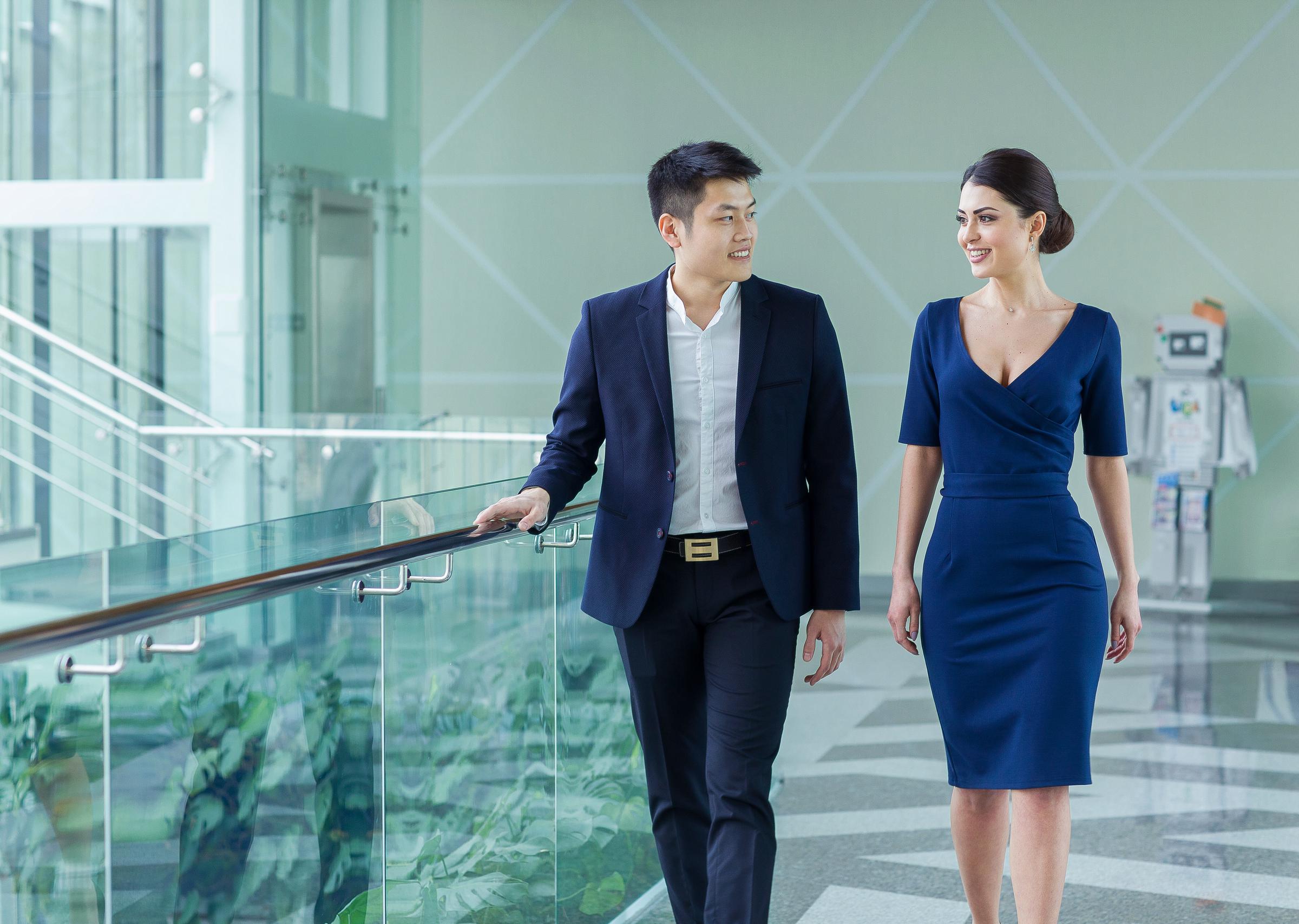 Un hombre y una mujer caminando mientras hablan | Fuente: Shutterstock