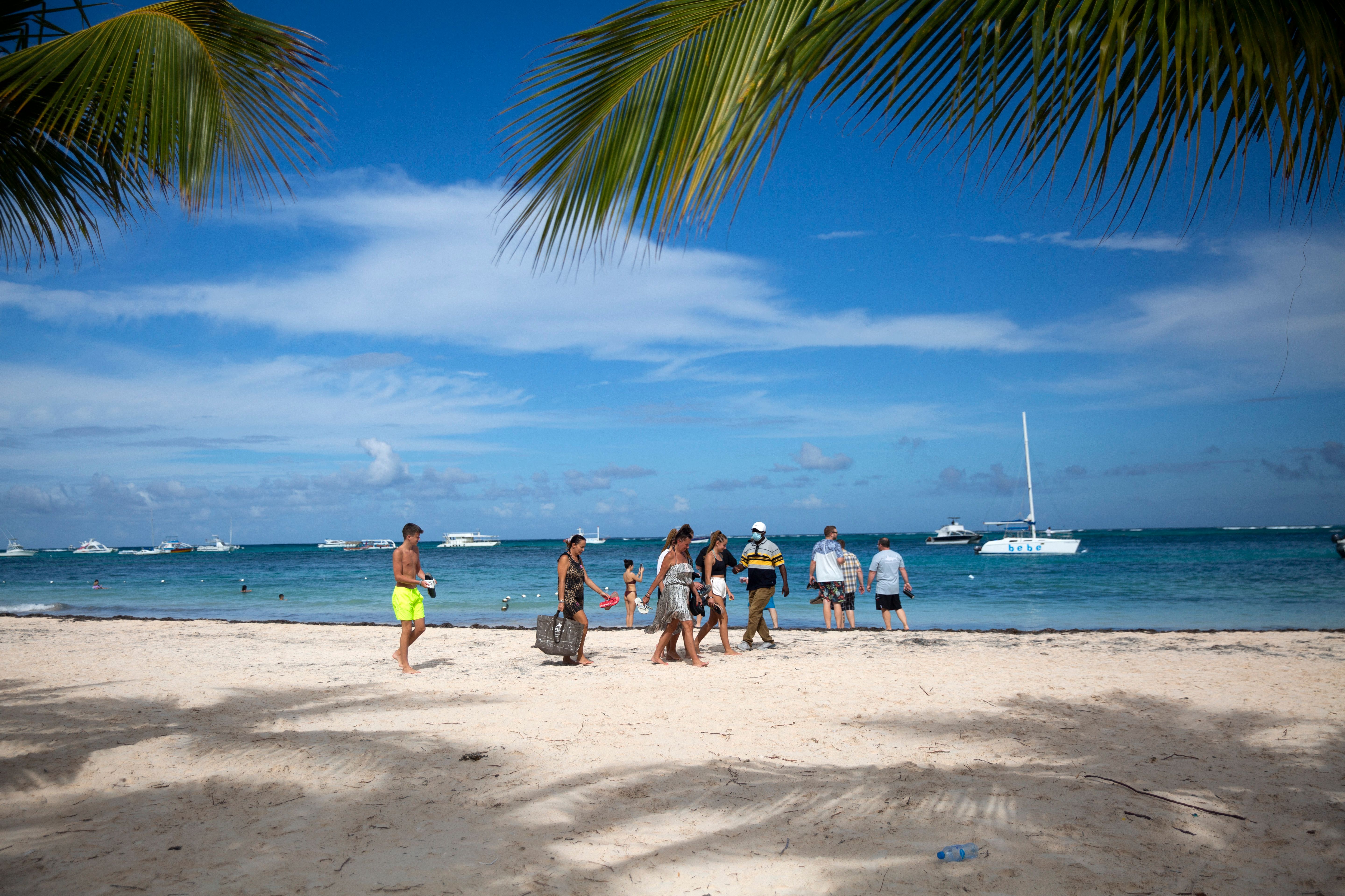 Turistas disfrutan de una playa en la República Dominicana, el 7 de enero de 2022 | Fuente: Getty Images