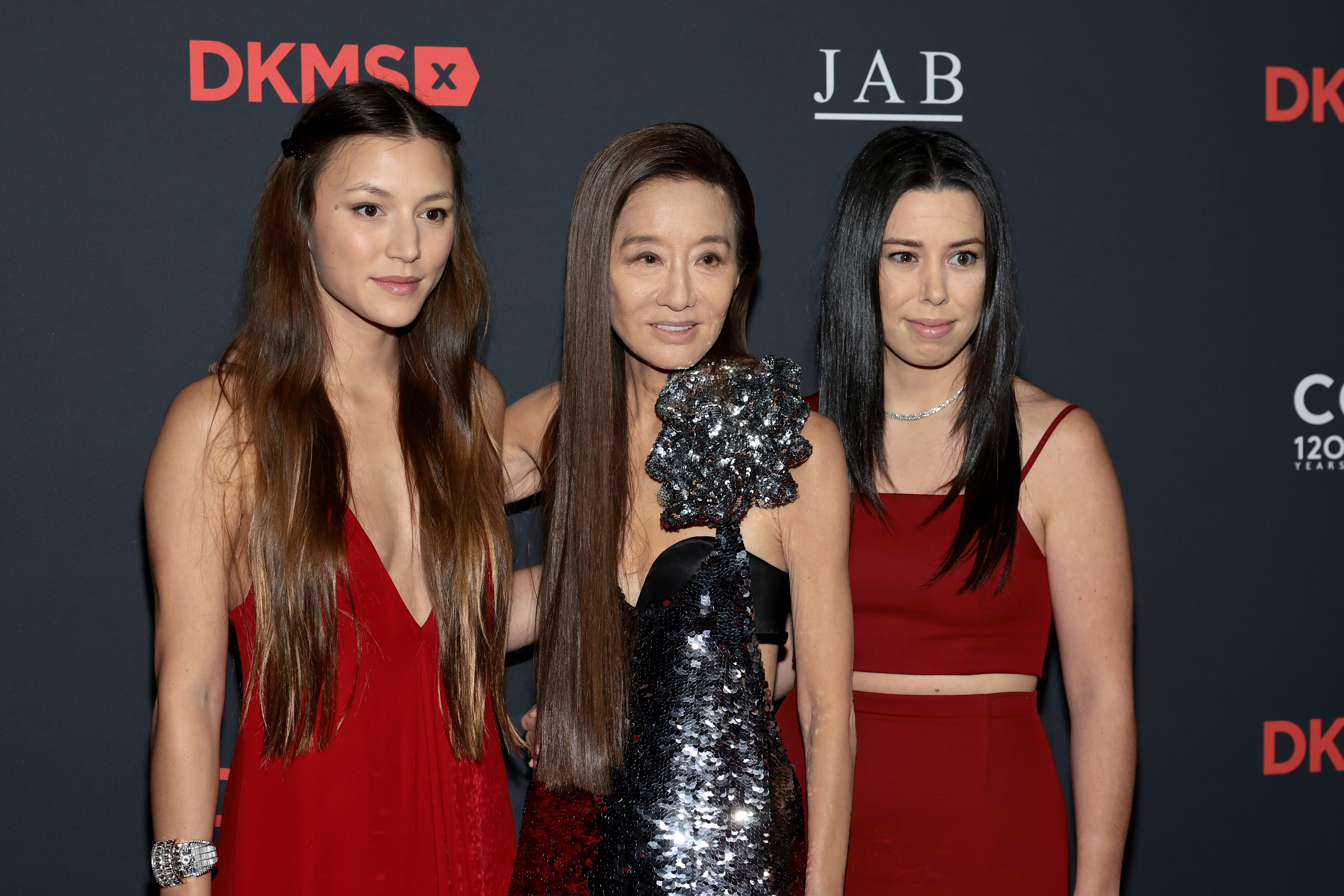 Josephine Becker, Vera Wang y Cecilia Becker asisten a la 18ª Gala Anual de DKMS en Nueva York, el 17 de octubre de 2024 | Fuente: Getty Images