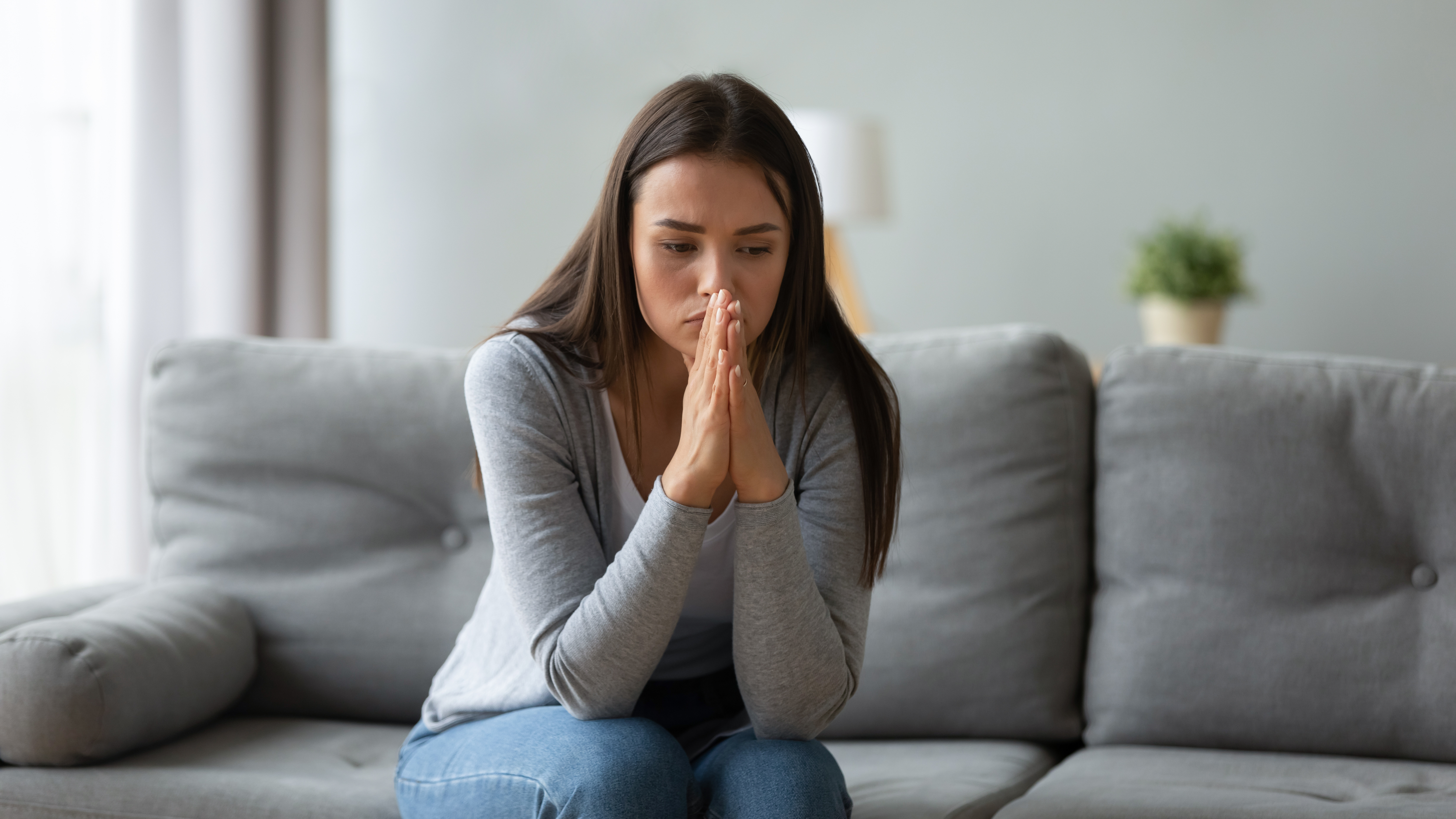 Una mujer angustiada perdida en sus pensamientos | Fuente: Shutterstock