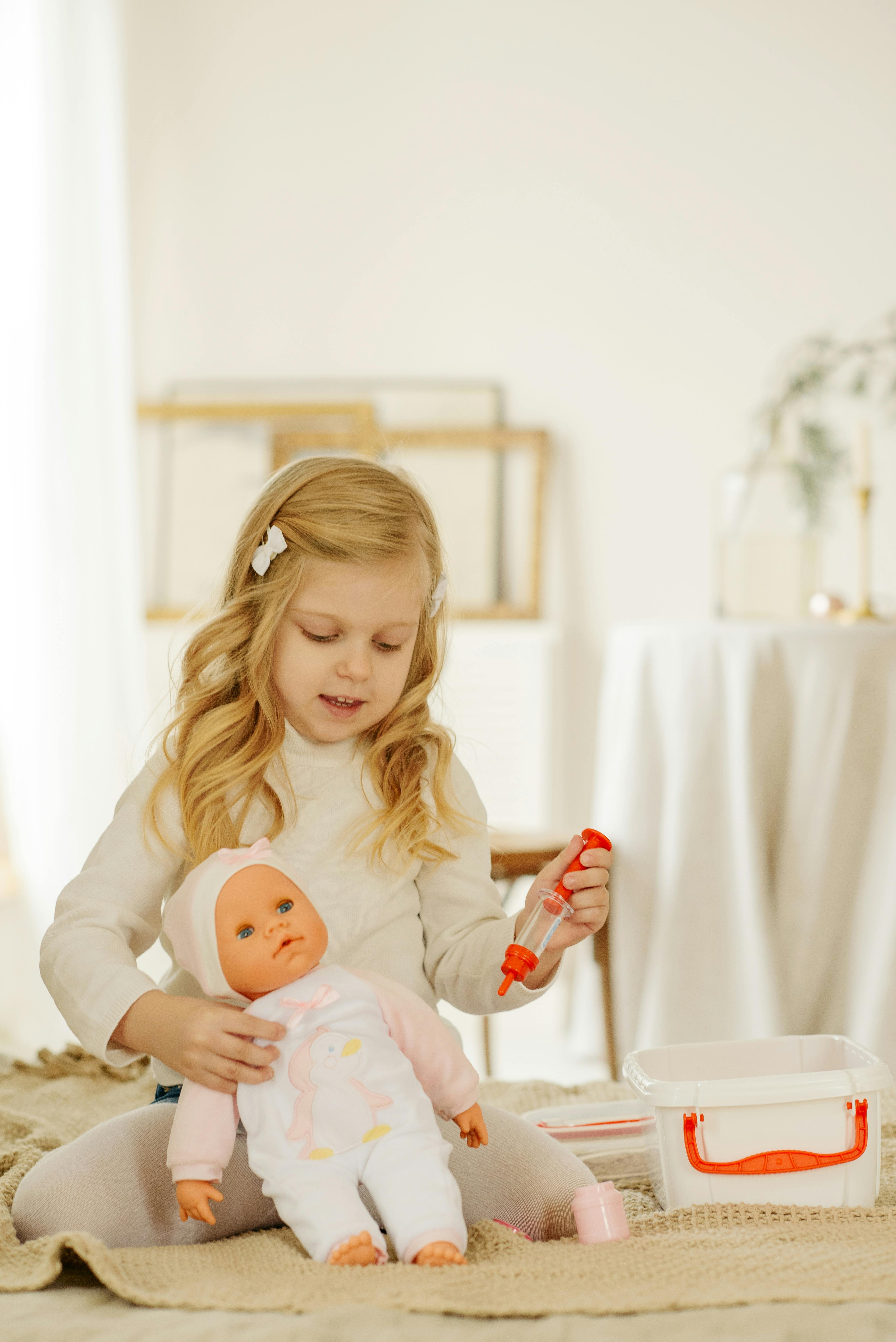 Una niña jugando con una muñeca | Fuente: Pexels