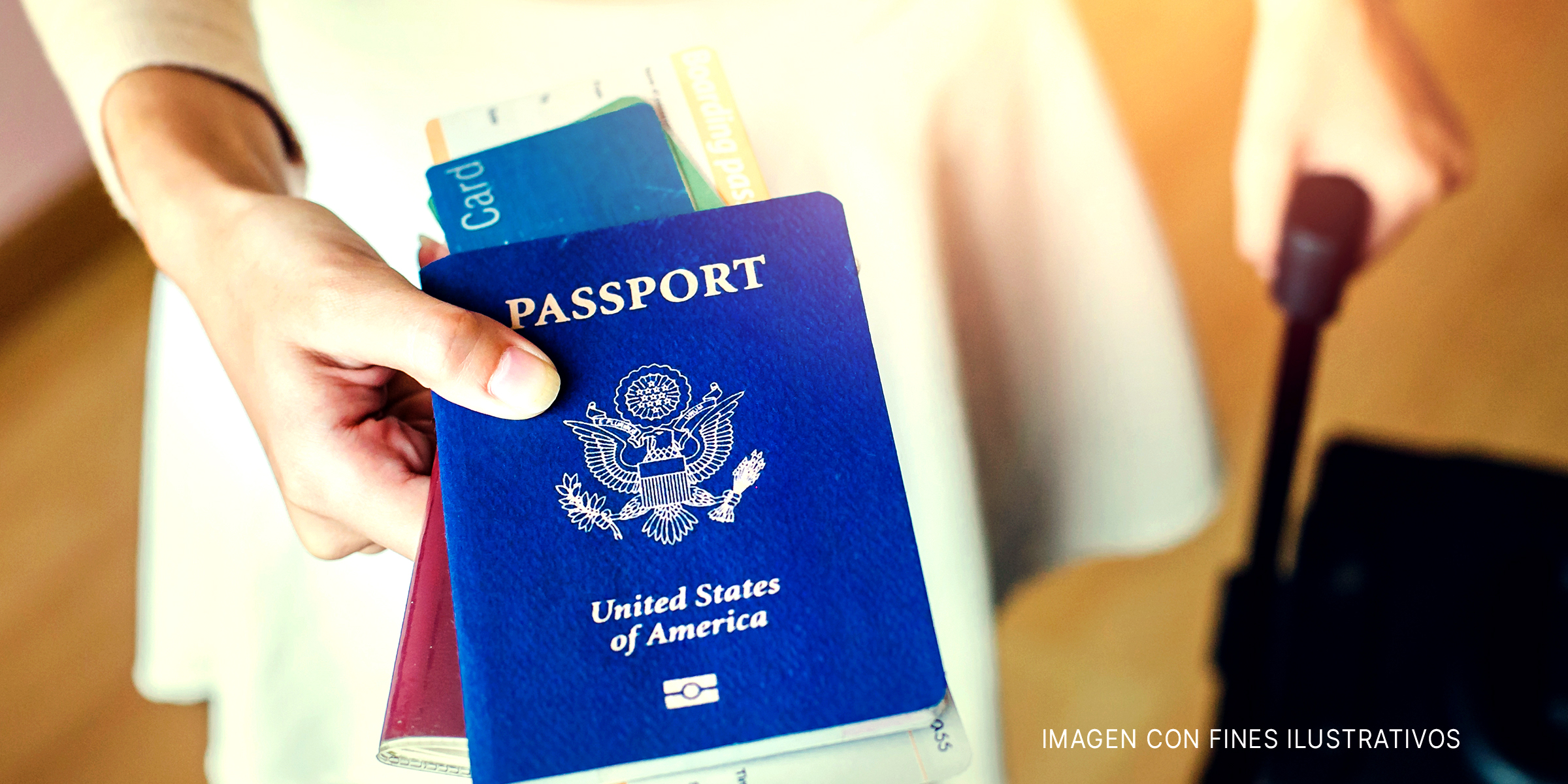 Niña con pasaporte y tarjeta de embarque | Foto: Shutterstock