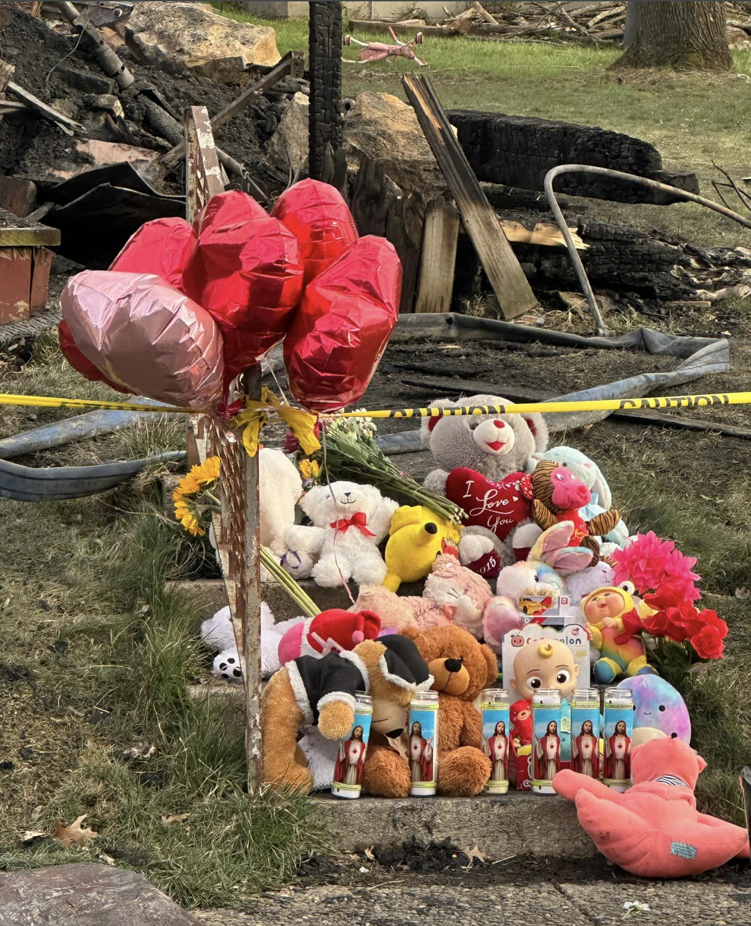 Flores y globos colocados en el lugar conmemorativo de la Familia King, como se ve en una publicación de Facebook fechada el 21 de marzo de 2024 | Foto: Facebook/JenniferBorrasso