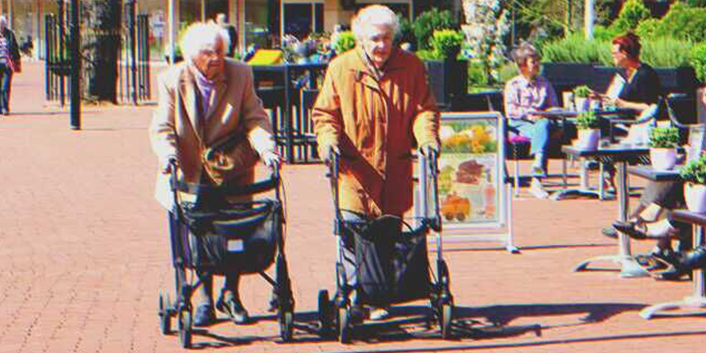 Dos mujeres mayores caminando por un parque | Foto: Shutterstock