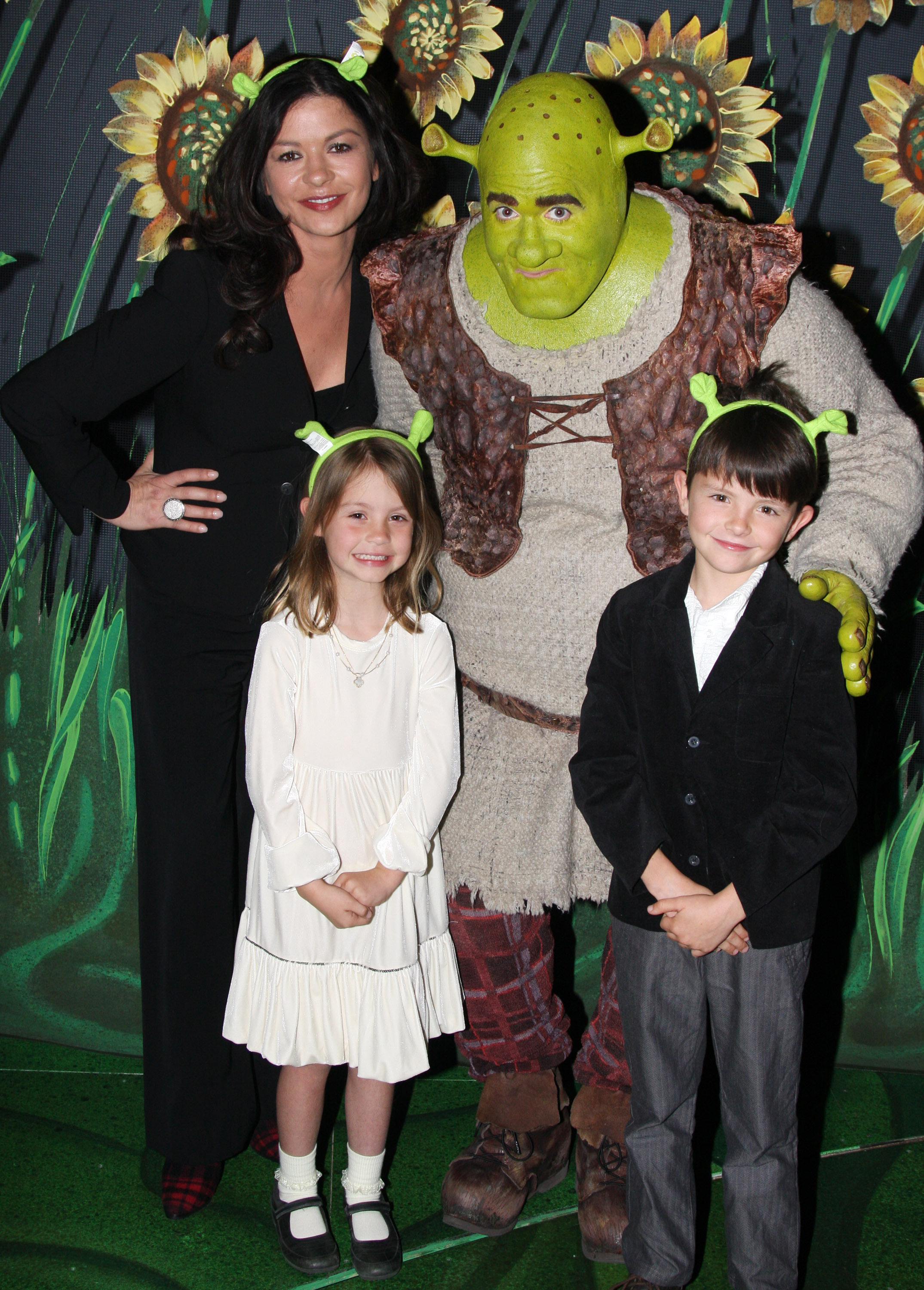 Catherine Zeta-Jones, Brian d'Arcy James como "Shrek", Carys Douglas y Dylan Douglas posando entre bastidores de "Shrek:The Musical" en el Teatro de Broadway el 21 de marzo de 2009 en Nueva York | Fuente: Getty Images