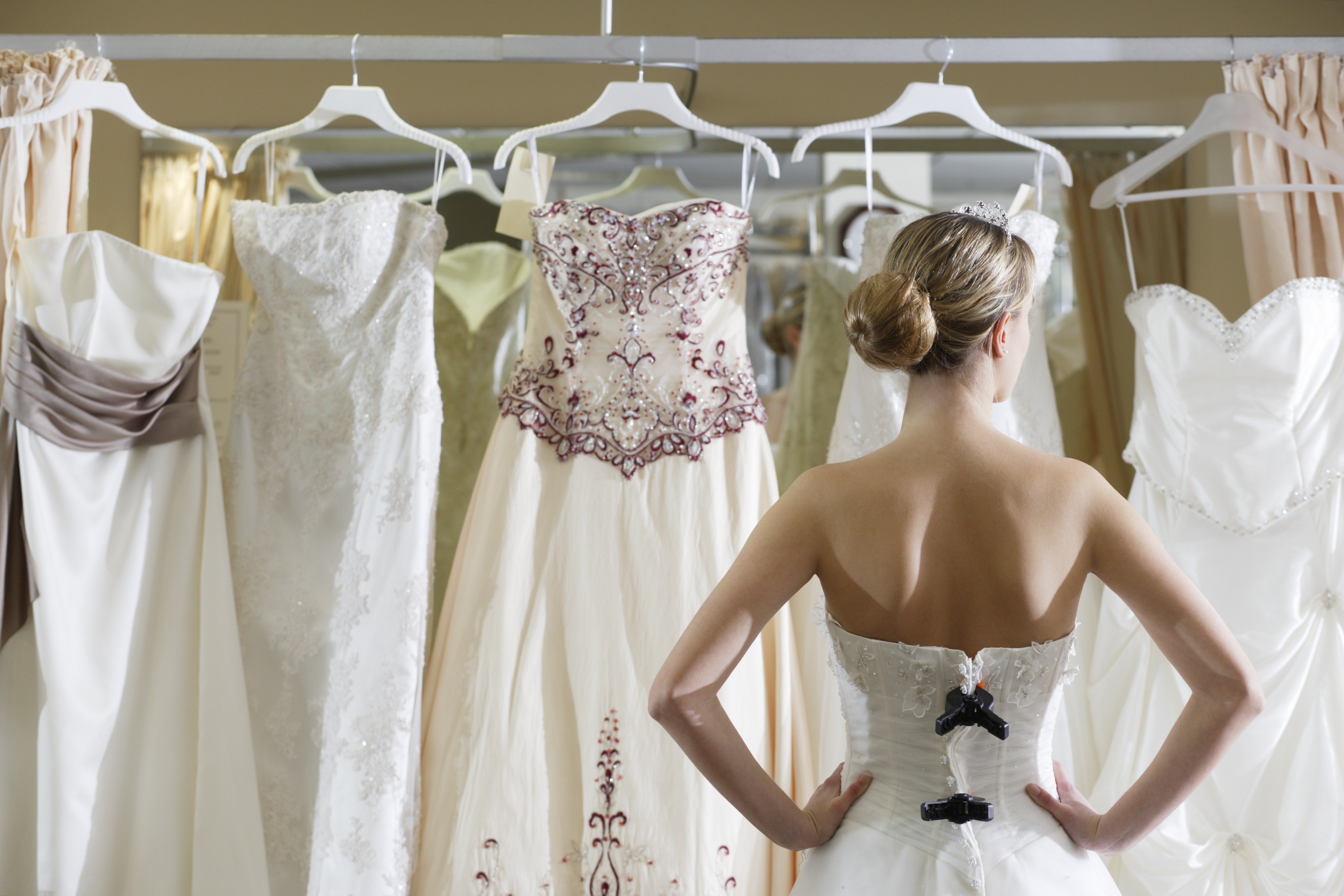 Novia mirando perchero de vestidos | Foto: Getty Images